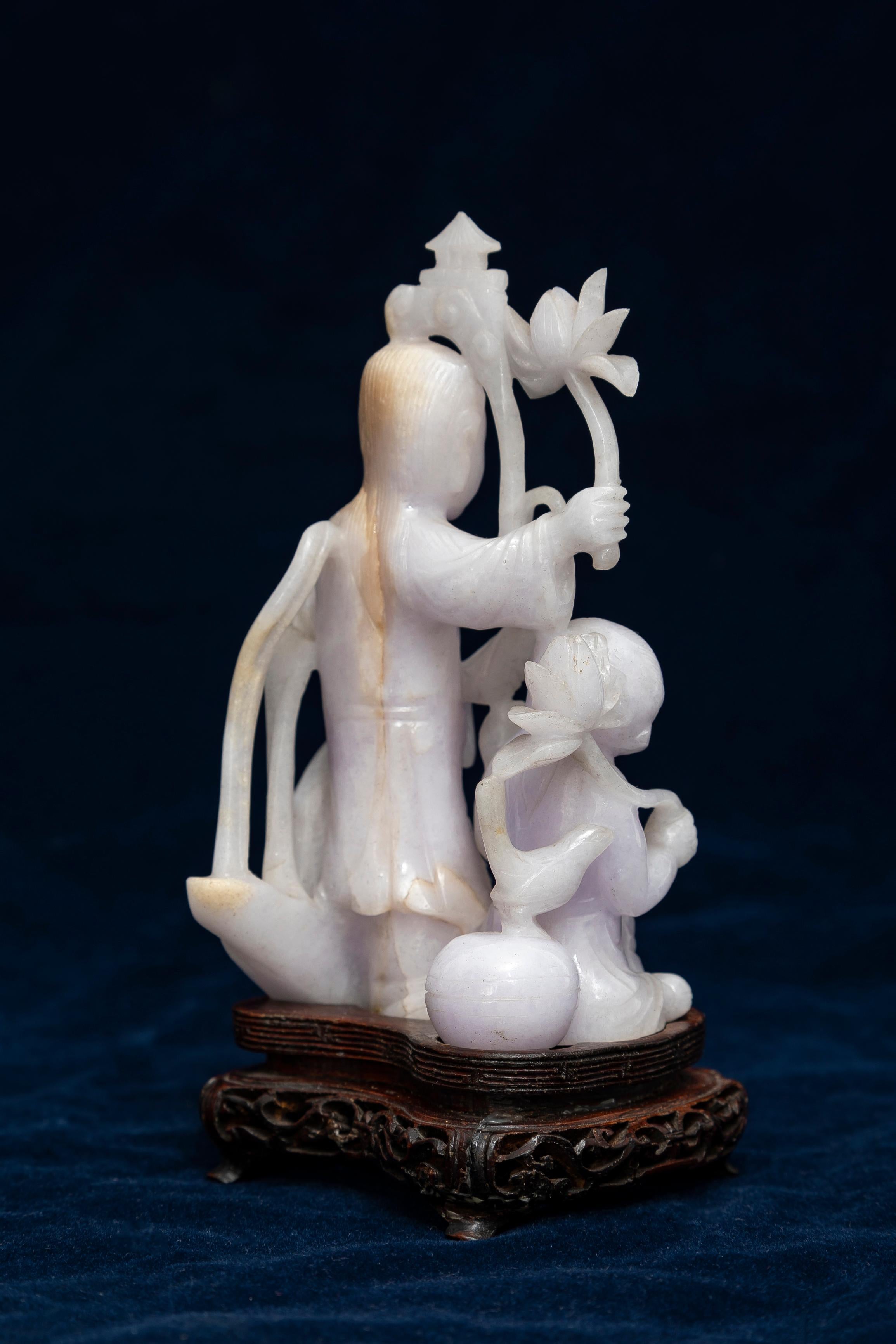 Sculpté à la main Rare sculpture chinoise de deux immortels en jadéite lavande pâle en vente