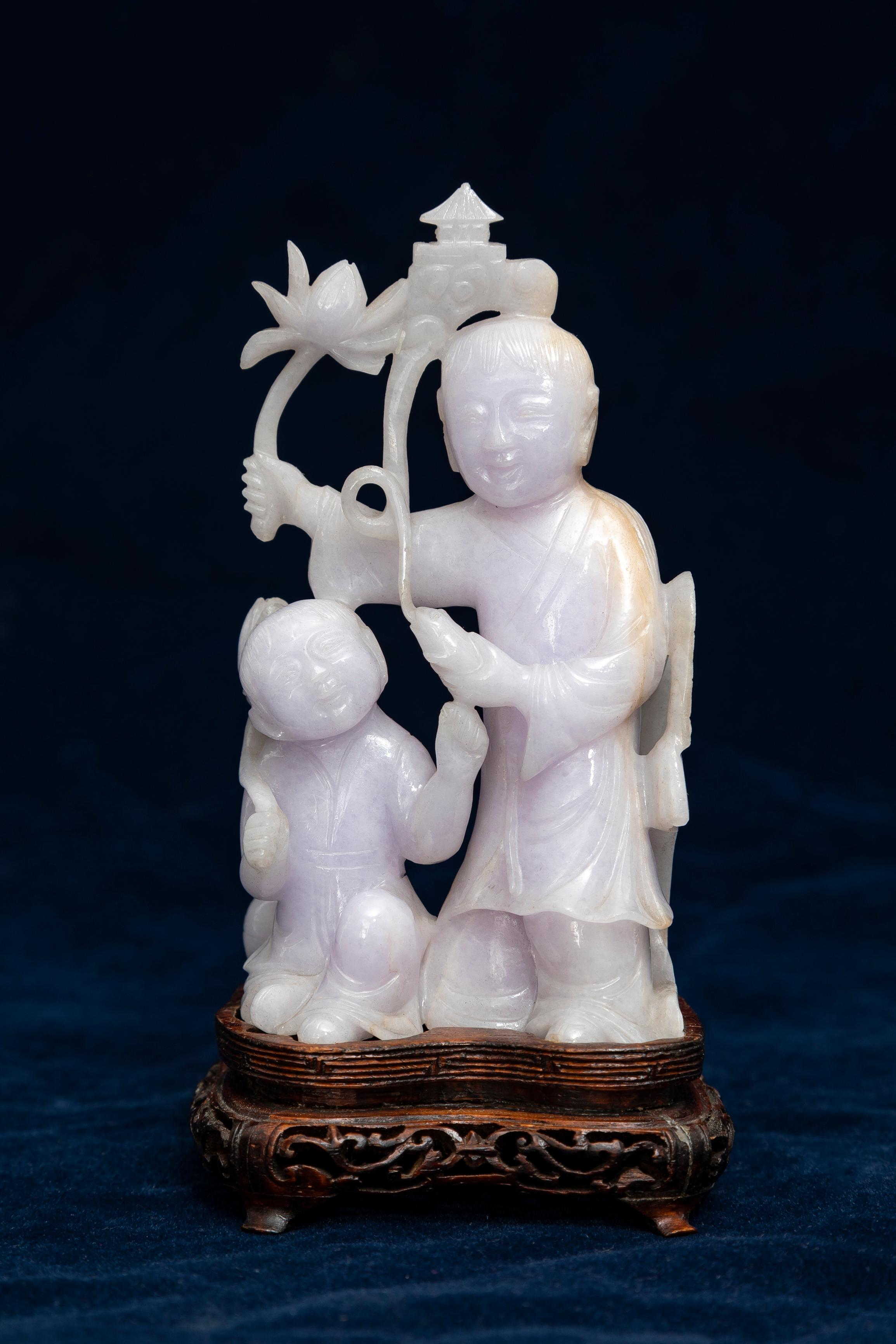Rare sculpture chinoise de deux immortels en jadéite lavande pâle en vente 1