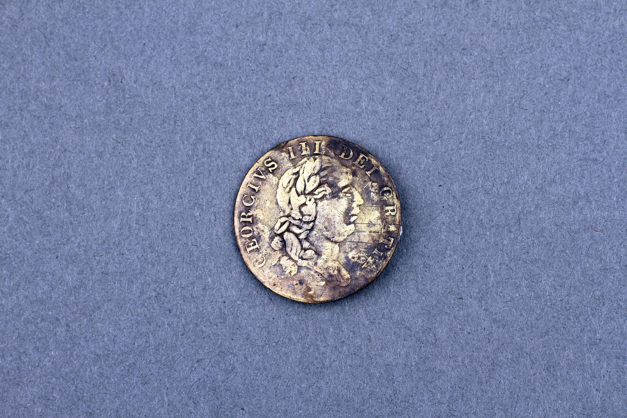 Una rara collezione di sette gettoni da schiavo 