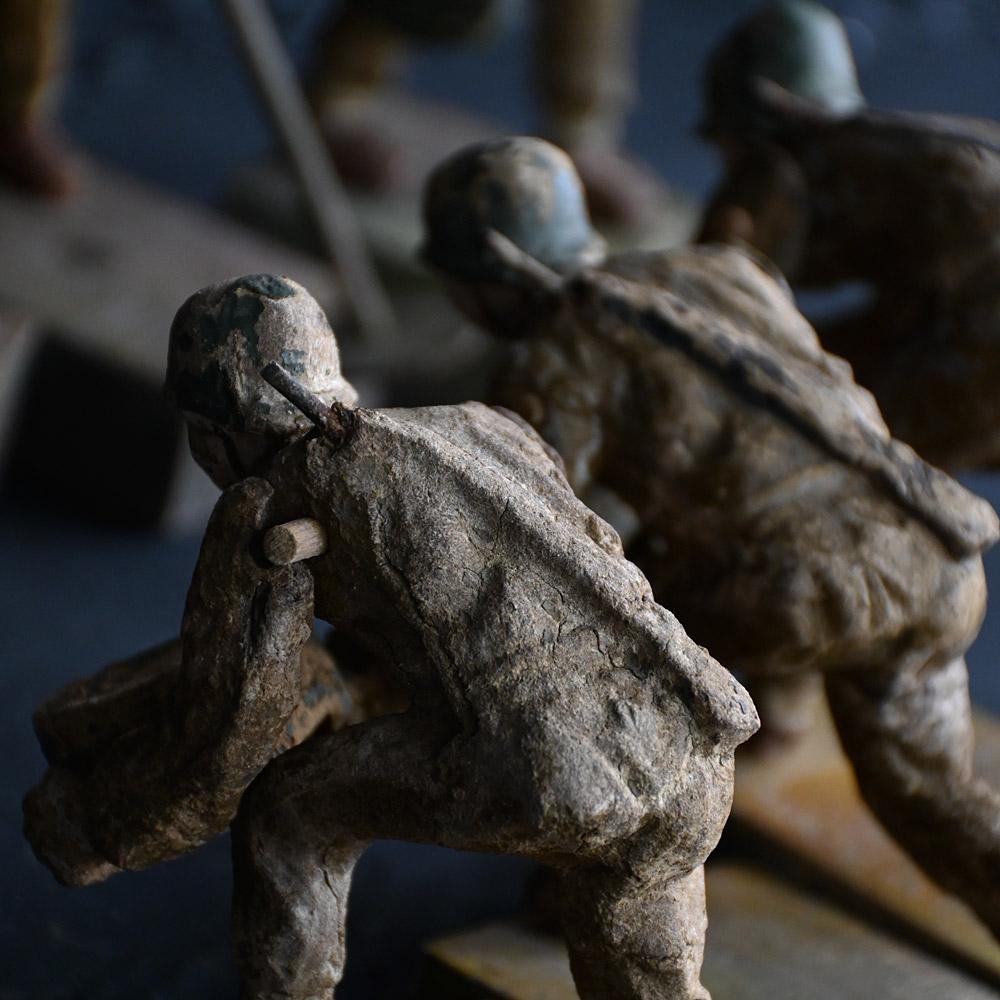 Rare collection de douze figurines de combat sculptées à la main, datant du milieu du 20e siècle, pour la Seconde Guerre mondiale. en vente 2