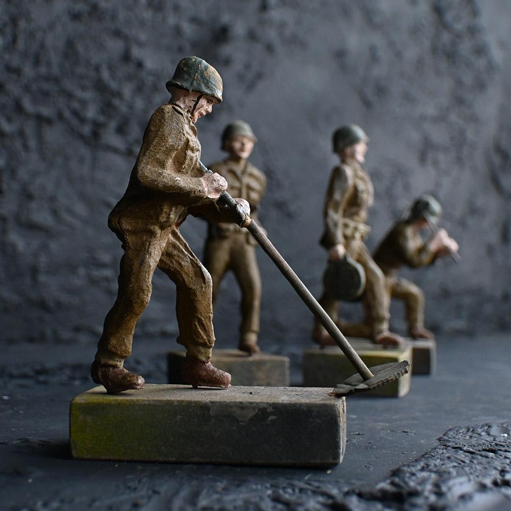 Rare collection de douze figurines de combat sculptées à la main, datant du milieu du 20e siècle, pour la Seconde Guerre mondiale. en vente 3