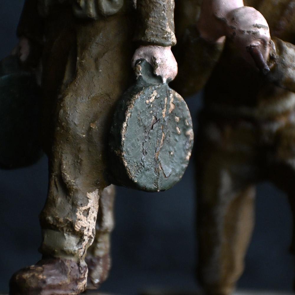 Rare collection de douze figurines de combat sculptées à la main, datant du milieu du 20e siècle, pour la Seconde Guerre mondiale. en vente 6