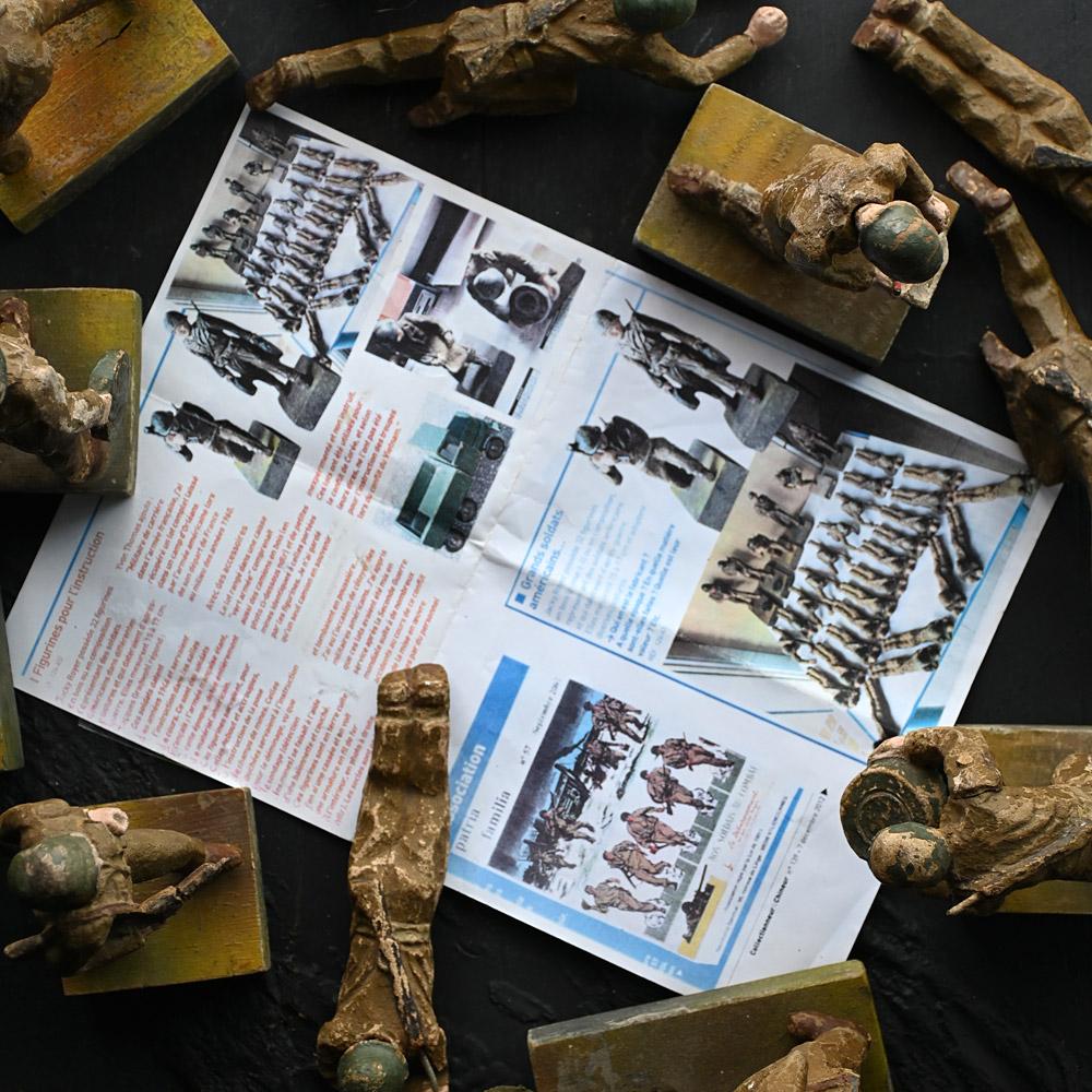 Rare collection de douze figurines de combat sculptées à la main, datant du milieu du 20e siècle, pour la Seconde Guerre mondiale. en vente 7