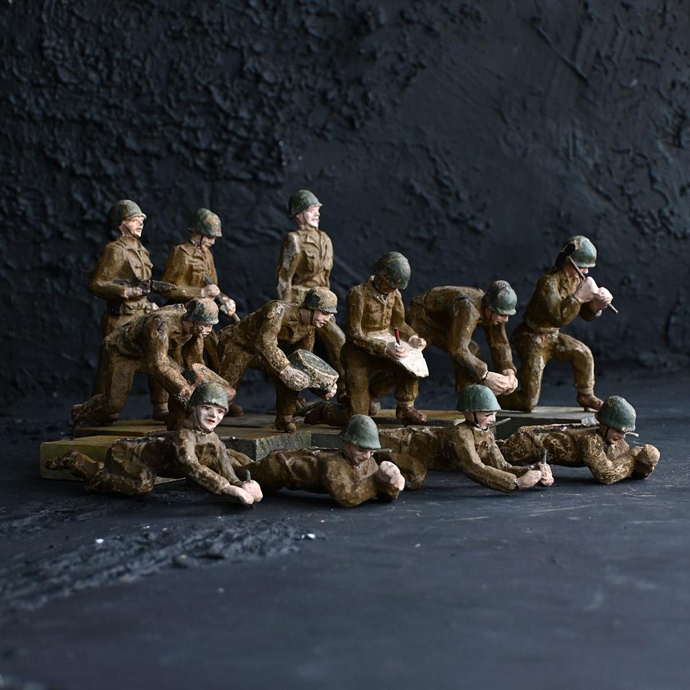 Rare collection de douze figurines de combat sculptées à la main, datant du milieu du 20e siècle, pour la Seconde Guerre mondiale.

Cette collection rare aurait été utilisée dans les plans de combat militaires, pour positionner les soldats sur le