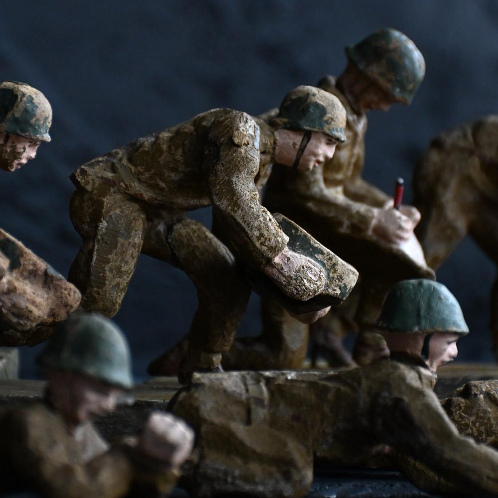 Victorien tardif Rare collection de douze figurines de combat sculptées à la main, datant du milieu du 20e siècle, pour la Seconde Guerre mondiale. en vente
