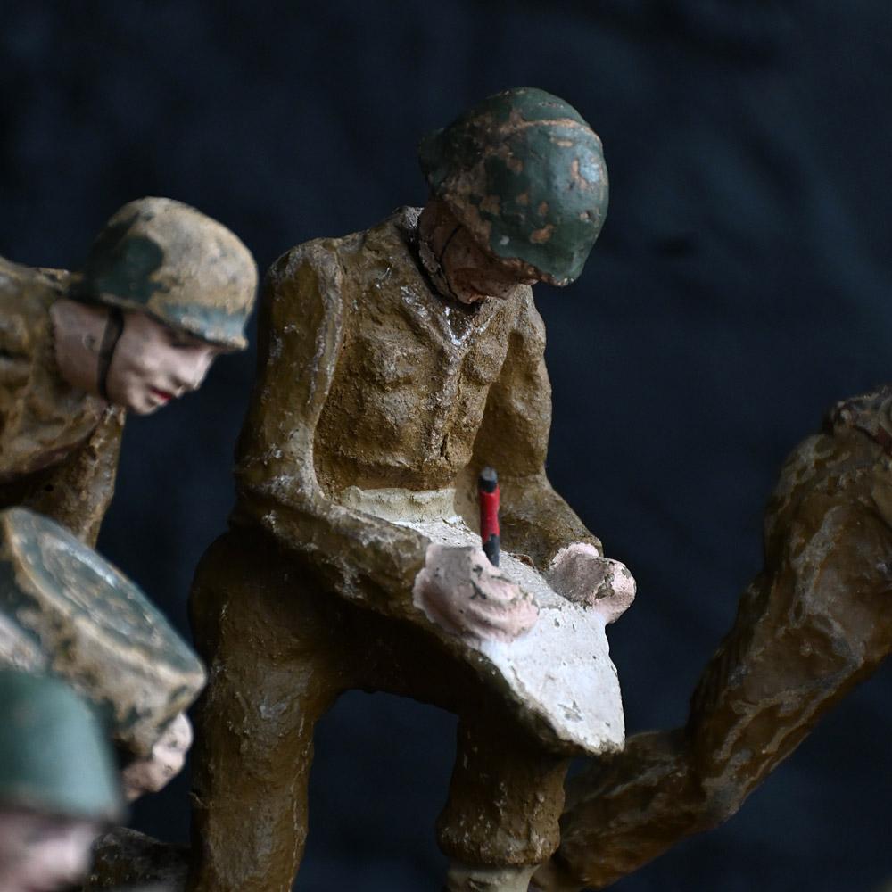 Britannique Rare collection de douze figurines de combat sculptées à la main, datant du milieu du 20e siècle, pour la Seconde Guerre mondiale. en vente