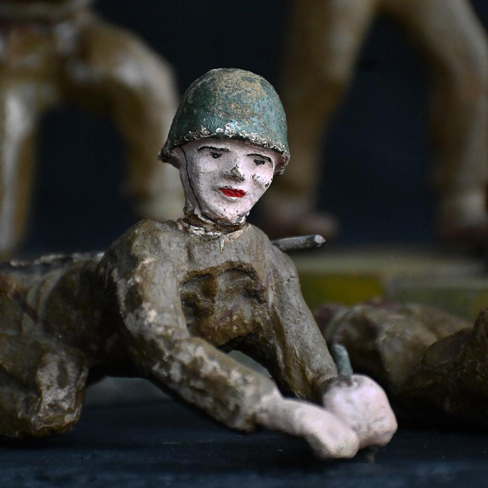 Sculpté à la main Rare collection de douze figurines de combat sculptées à la main, datant du milieu du 20e siècle, pour la Seconde Guerre mondiale. en vente