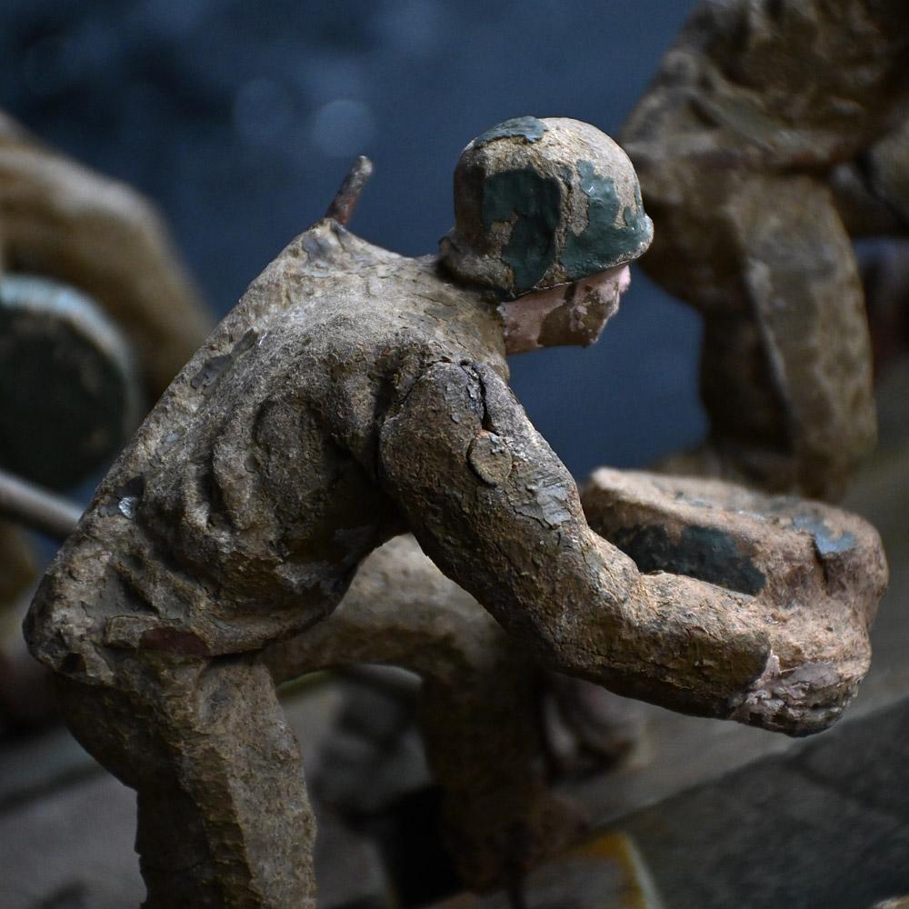 Rare collection de douze figurines de combat sculptées à la main, datant du milieu du 20e siècle, pour la Seconde Guerre mondiale. État moyen - En vente à London, GB