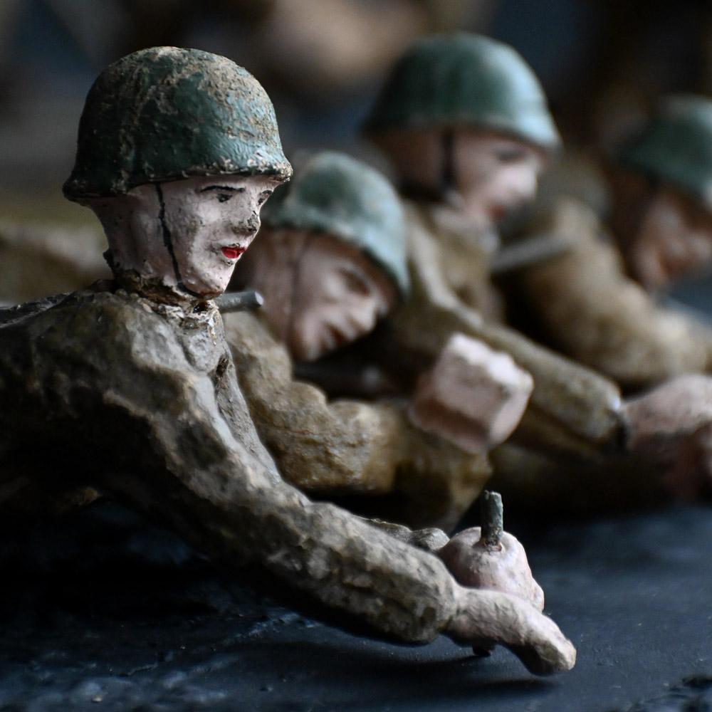Milieu du XXe siècle Rare collection de douze figurines de combat sculptées à la main, datant du milieu du 20e siècle, pour la Seconde Guerre mondiale. en vente