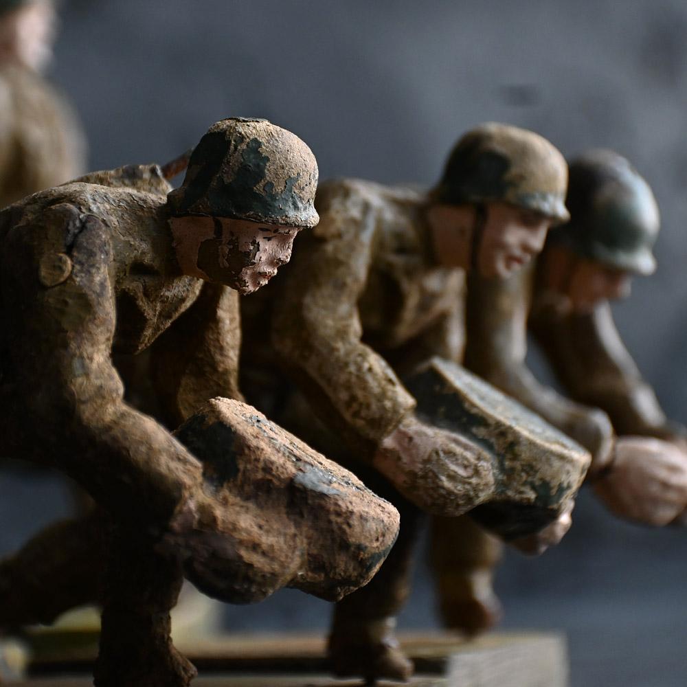 Bois Rare collection de douze figurines de combat sculptées à la main, datant du milieu du 20e siècle, pour la Seconde Guerre mondiale. en vente