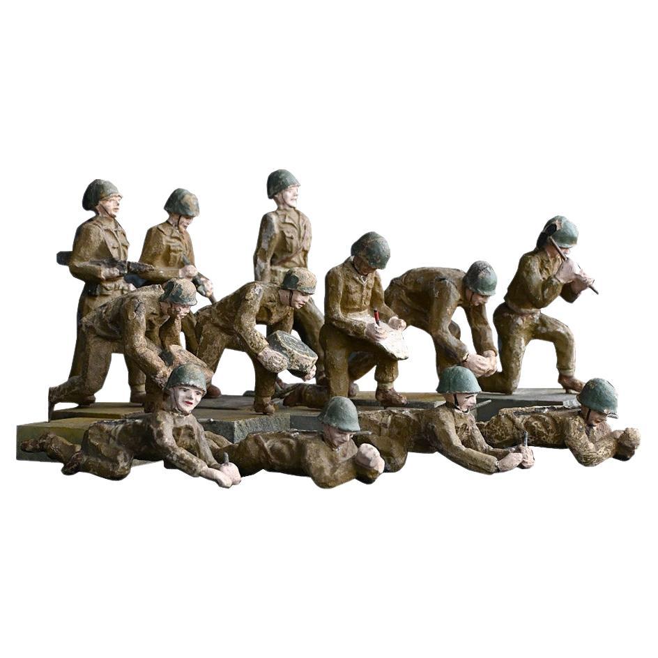 Rare collection de douze figurines de combat sculptées à la main, datant du milieu du 20e siècle, pour la Seconde Guerre mondiale. en vente