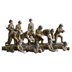 Rare collection de douze figurines de combat sculptées à la main, datant du milieu du 20e siècle, pour la Seconde Guerre mondiale.