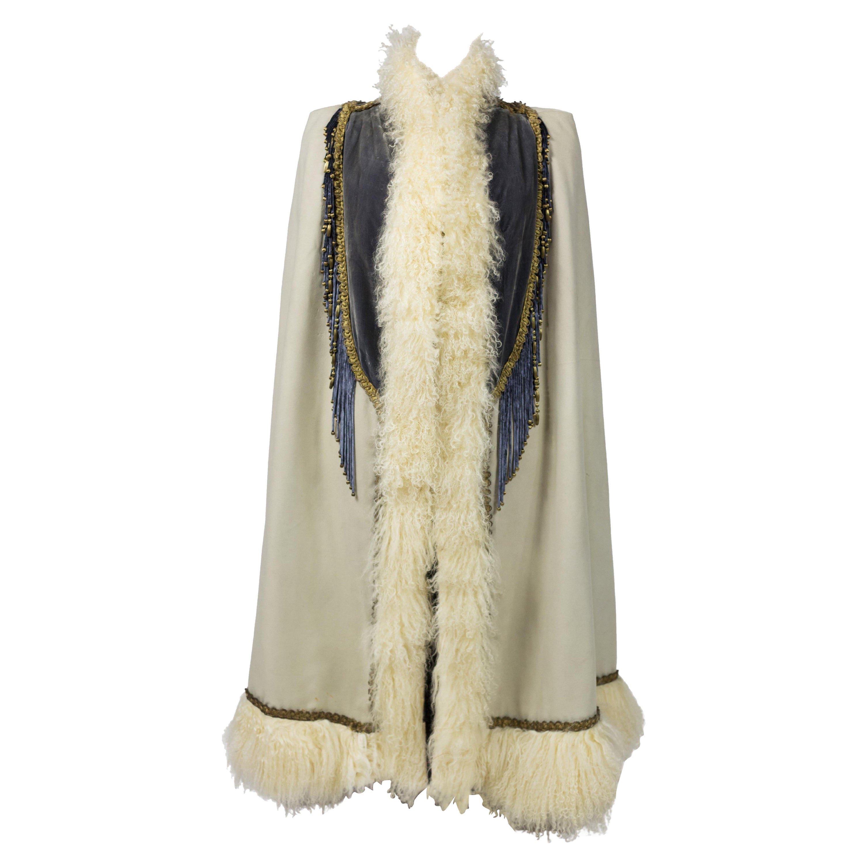 CIRCA 1890-1895
Frankreich Paris
Dolman oder Pelisse für den Abend aus Wollfilz Eau du Nil mit kleinem Médicis-Kragen, signiert Emile Pingat, 30 Rue Louis le Grand Paris. Das Halsband ist aus cremefarbenem, gelocktem mongolischem Lammfell (?)
