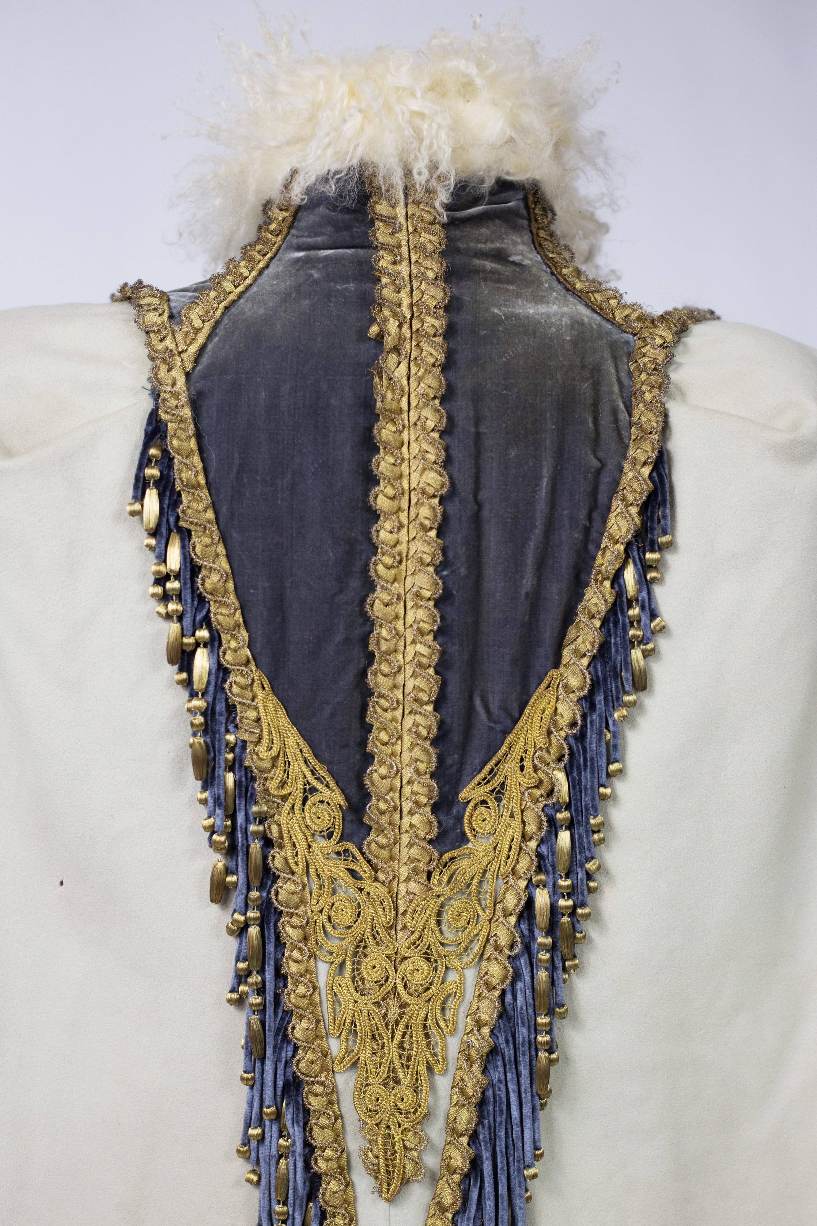 Circa 1890-1895
France Paris
Dolman or Pelisse for the evening in wool felt eau du Nil with small Médicis collar, signed Emile Pingat, 30 Rue Louis le Grand Paris. The collar is made of cream curly Mongolian lamb fur (?). From the collar and
