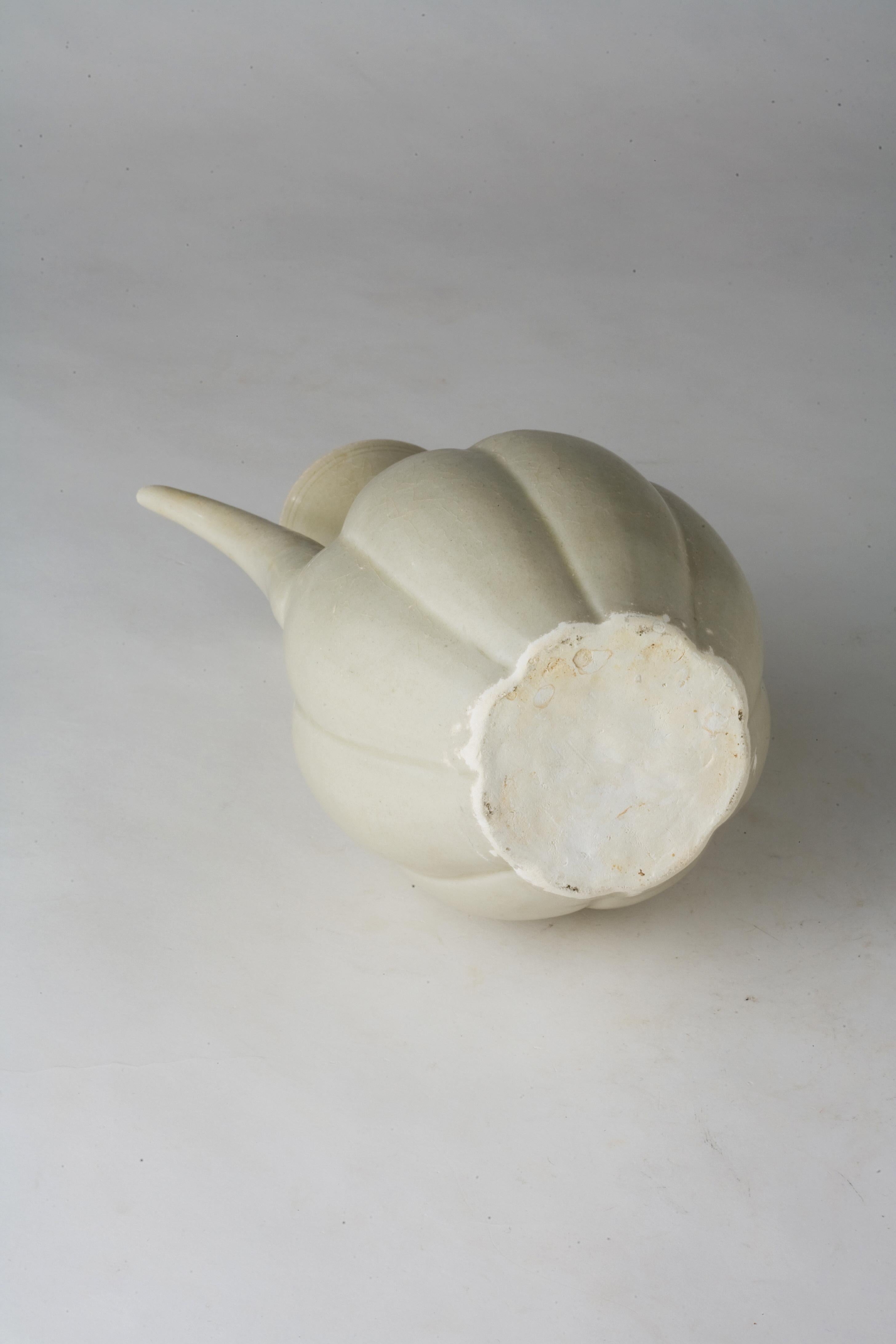 Asia orientale Una rara brocca Ding yao smaltata di crema e un coperchio, dinastia Song settentrionale (960-1127) in vendita