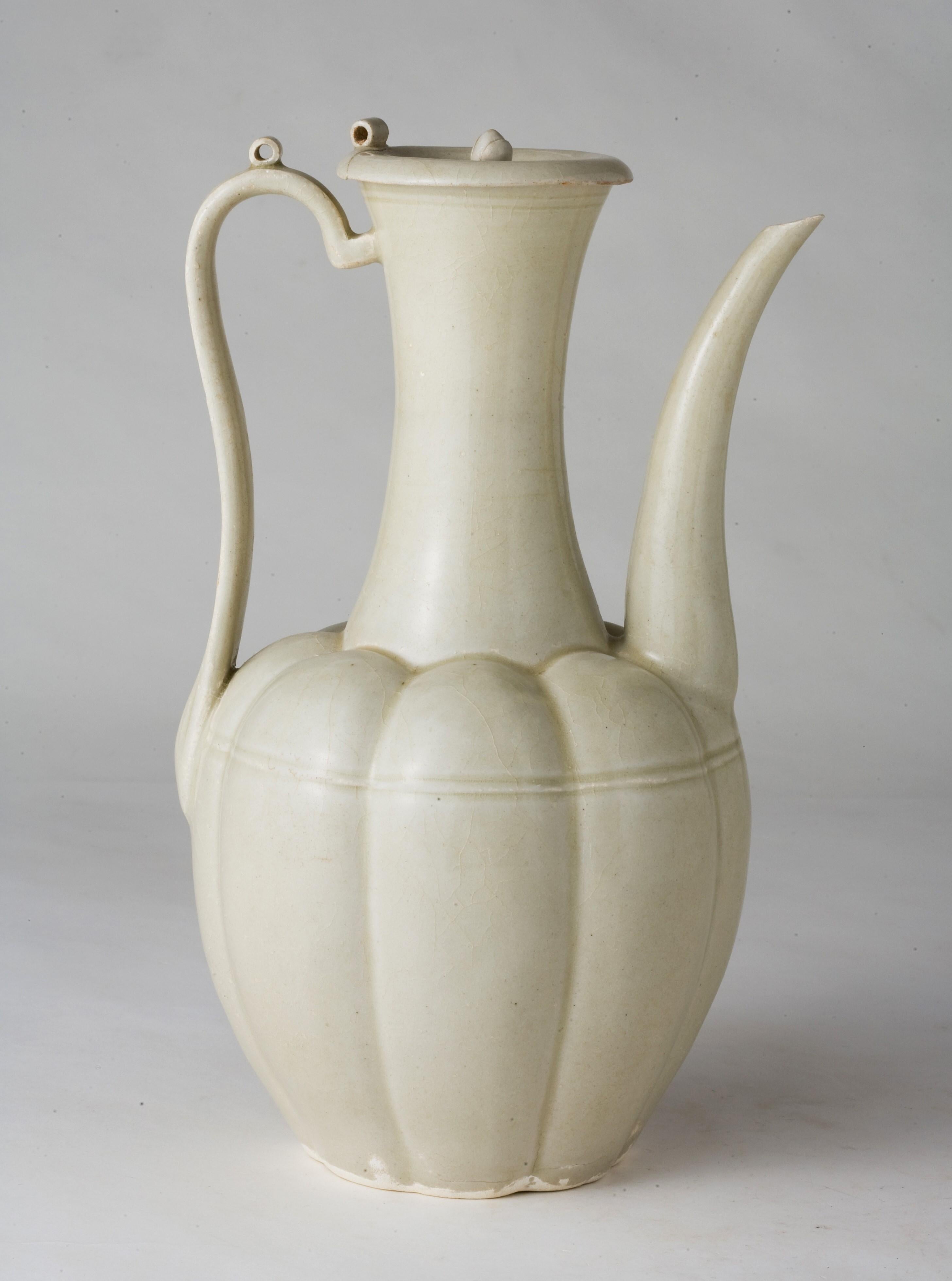 Smaltato Una rara brocca Ding yao smaltata di crema e un coperchio, dinastia Song settentrionale (960-1127) in vendita