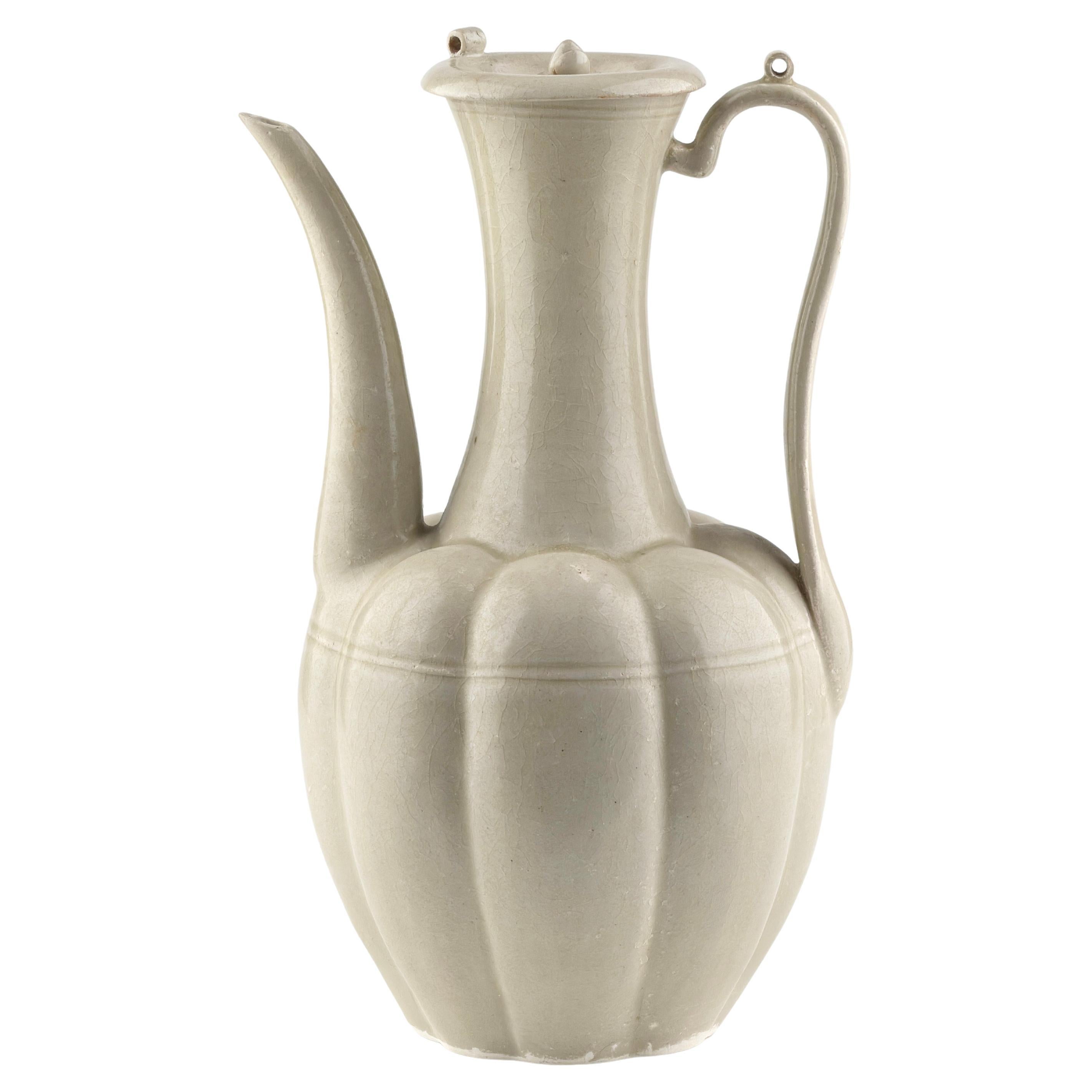 Raro aguamanil Ding yao vidriado en crema y tapadera, dinastía Song del Norte (960-1127)