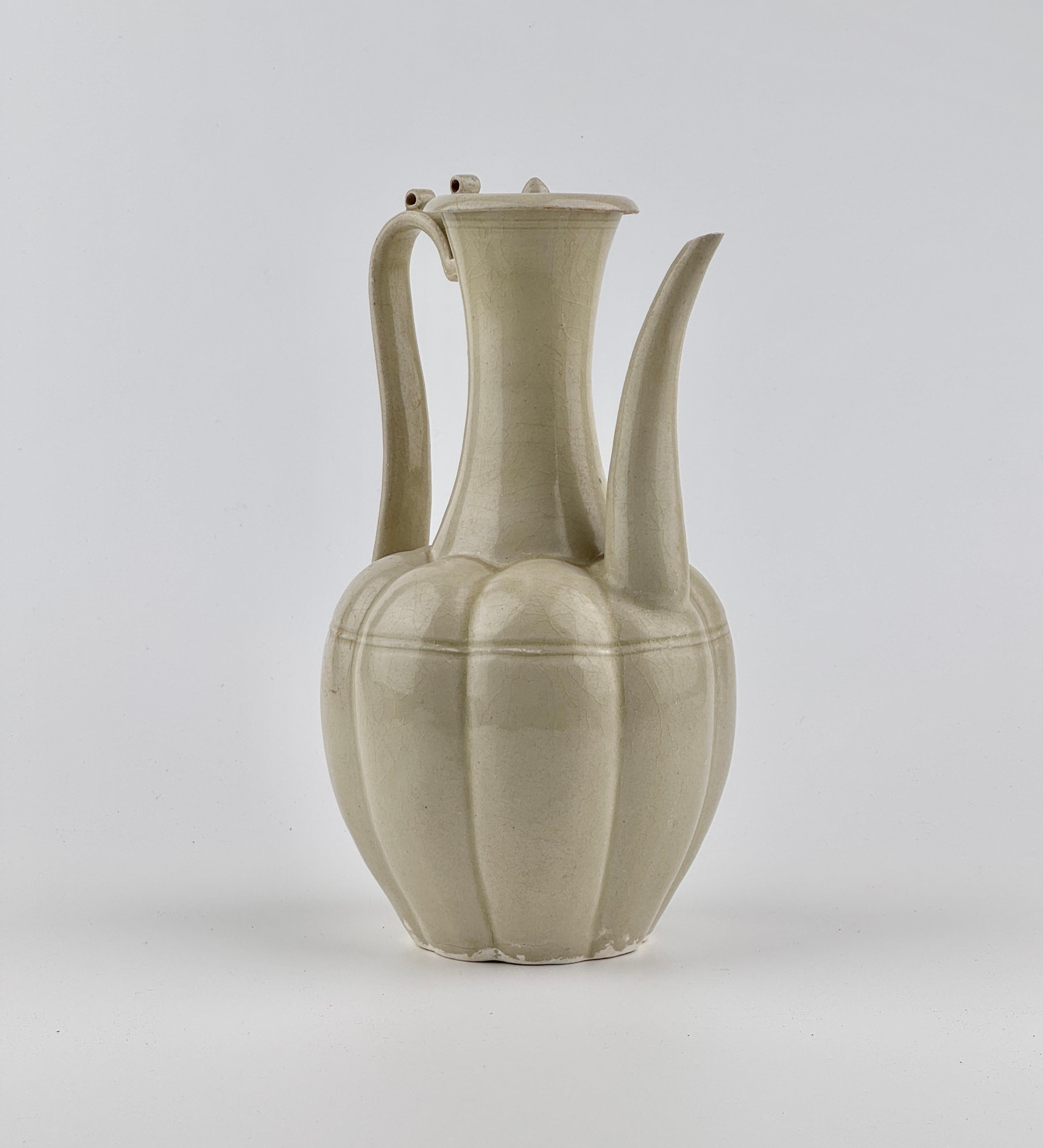 A Rare Cream-Glazed Ding yao Ewer and Cover, Northern Song Dynasty (960–1127) In Good Condition For Sale In seoul, KR