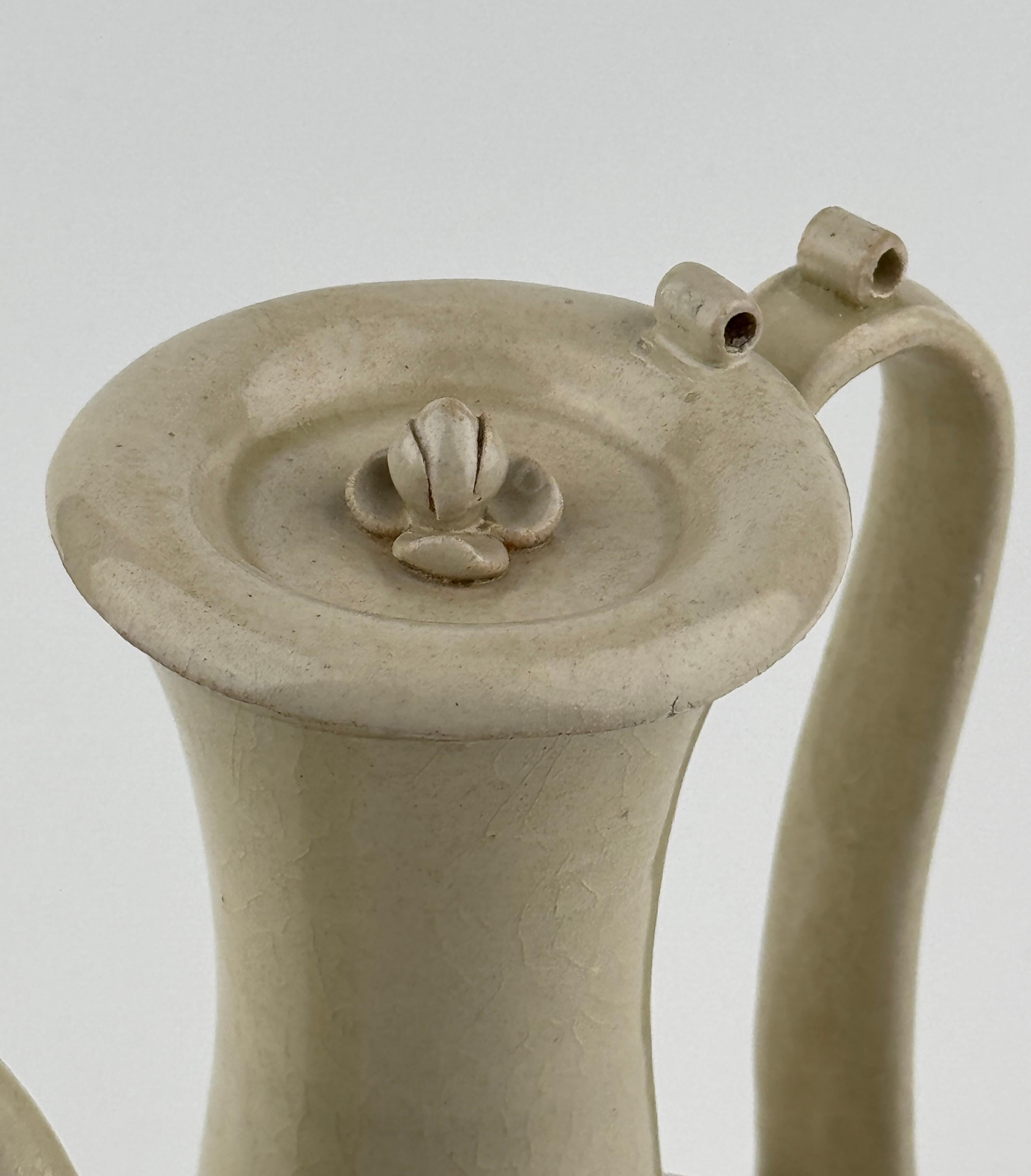 A Rare Cream-Glazed Ding yao Ewer and Cover, Northern Song Dynasty (960–1127) For Sale 2