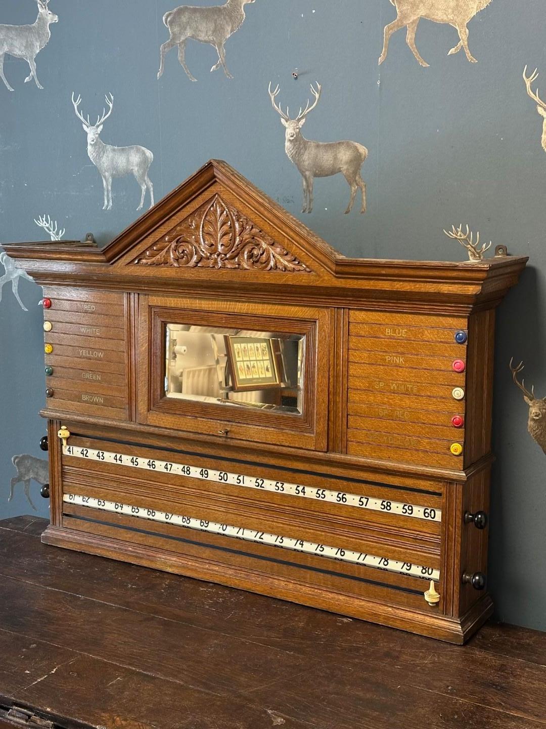 Un raro tabellone decorativo del 1890 circa con una bella cornice intagliata. Completamente originale e in ottime condizioni.

Realizzato in Oak Oak con dettagli eleganti.
Due cricchetti rotanti per il punteggio del biliardo o dello snooker e