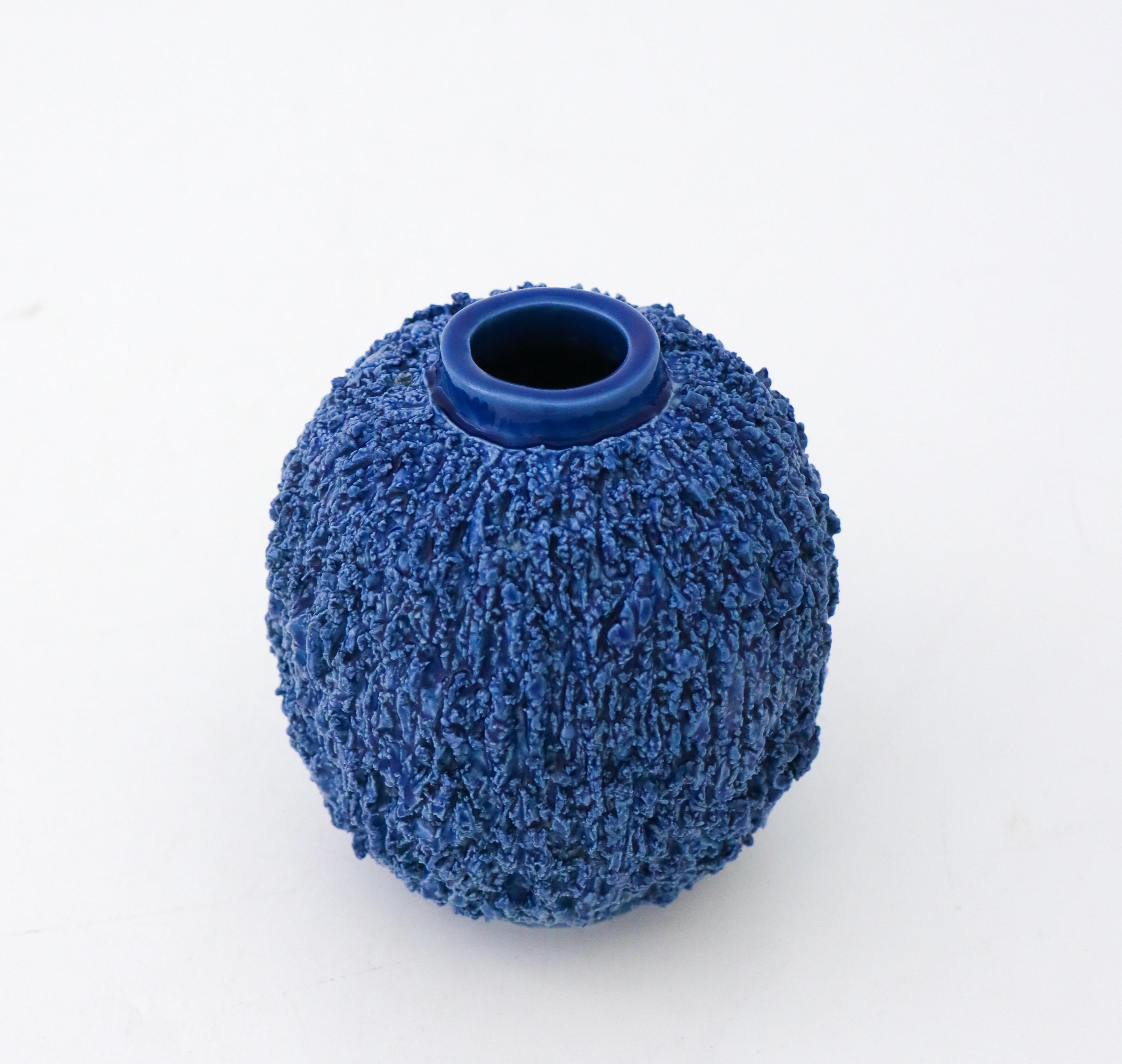Glazed A Rare Deep Blue Hedgehog vase - Chamotte - Gunnar Nylund - Rörstrand