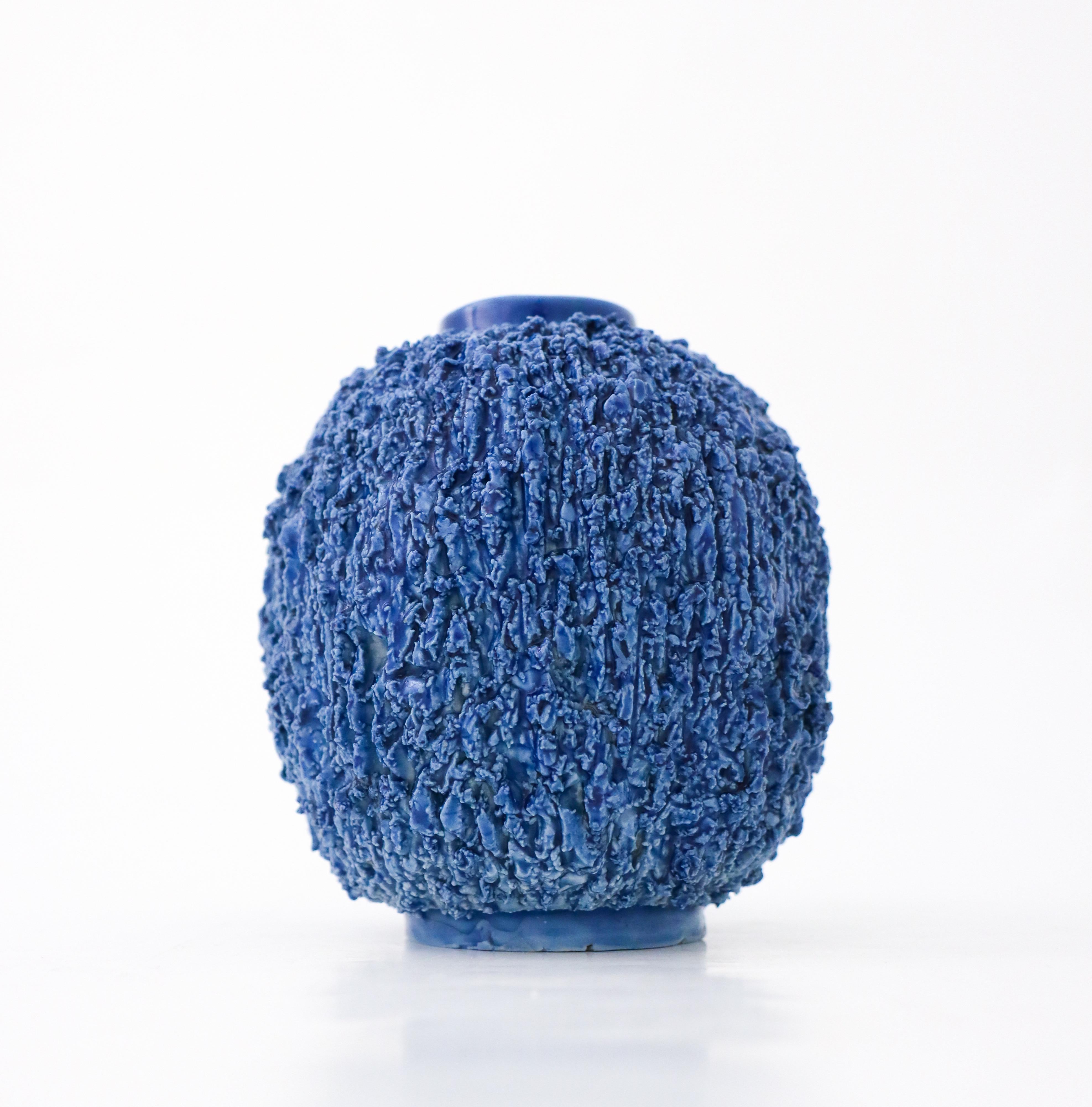 A Rare Deep Blue Hedgehog vase - Chamotte - Gunnar Nylund - Rörstrand In Excellent Condition In Stockholm, SE
