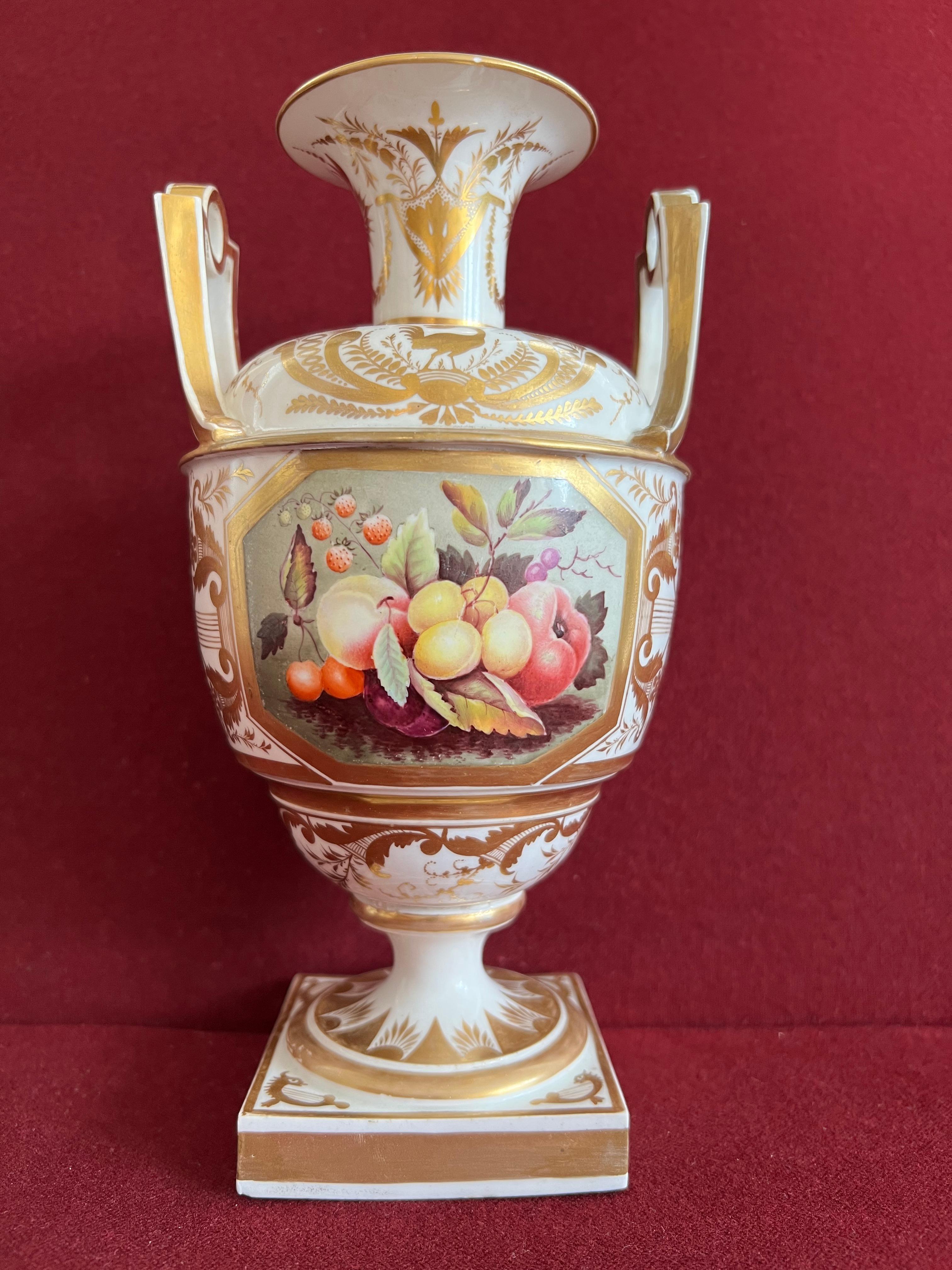 Rare vase en porcelaine de Derby, datant de 1815, de forme classique, décoré d'un panneau de fruits finement peint à la manière de Thomas Steel. Dorure finement exécutée à la manière de James Clark.

Condition : Restauration professionnelle d'une