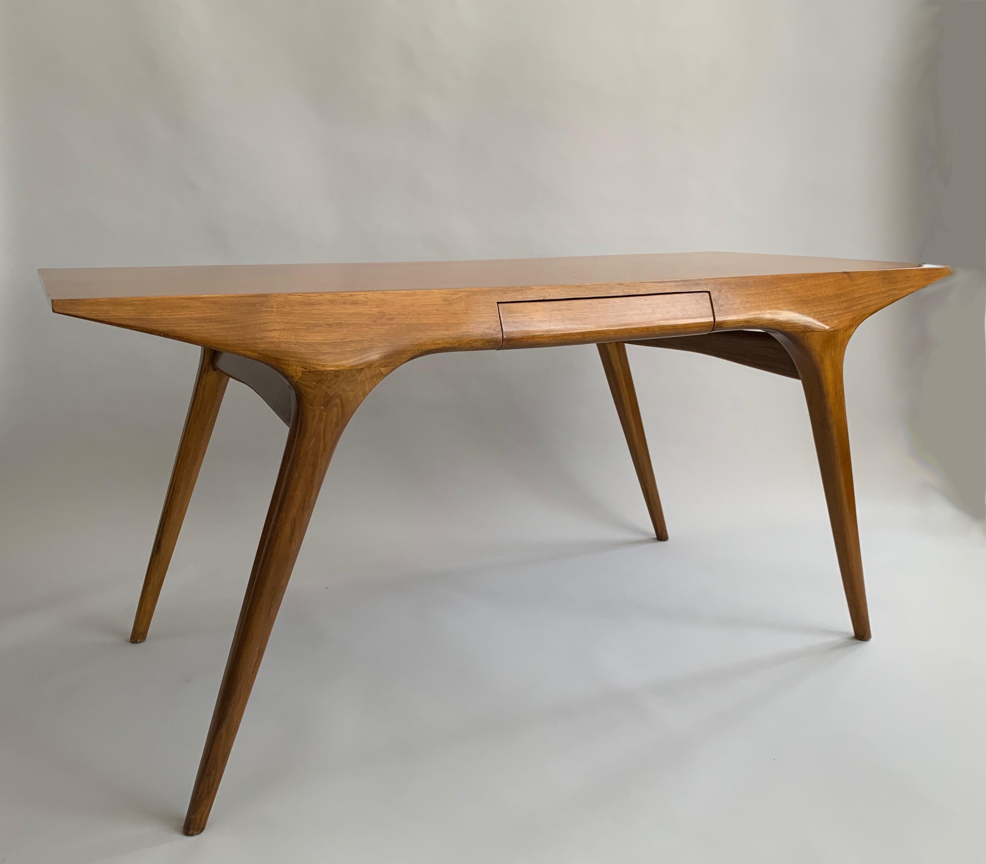A rare desk

Manufactured by Cassina

Date made: 1950

Material: walnut

Size: H 30.5” x L 63” x D 28.5”

Origin: Italy.