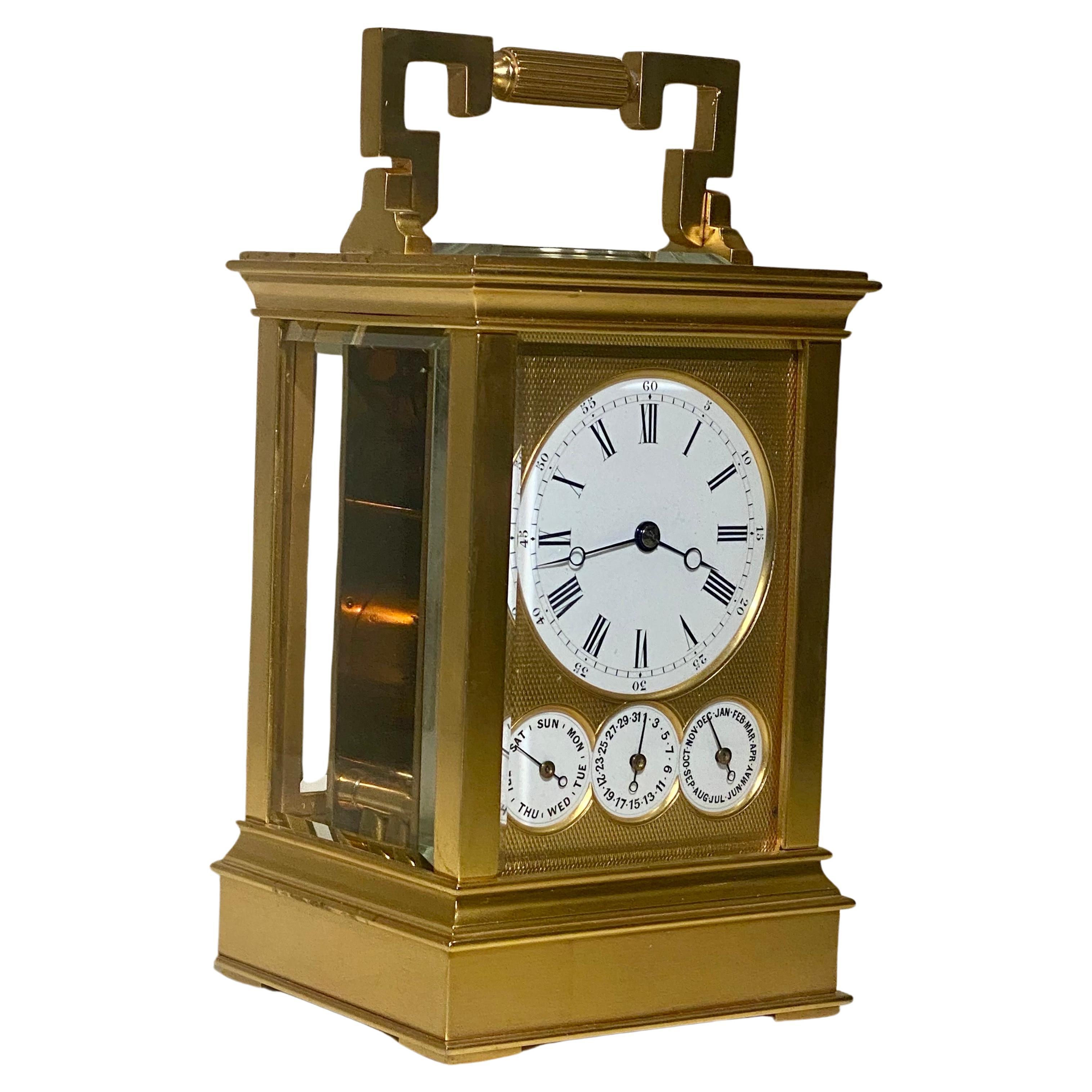A Drocourt Nr. 14993: Kutschenuhr  rundes Emailzifferblatt vor einer vergoldeten Maske, das Uhrwerk mit Stempel und Nummer von Drocourt
Wir freuen uns, diese schöne und sehr seltene Kutschenuhr aus französischer Produktion aus dem 3. Quartal des 19.