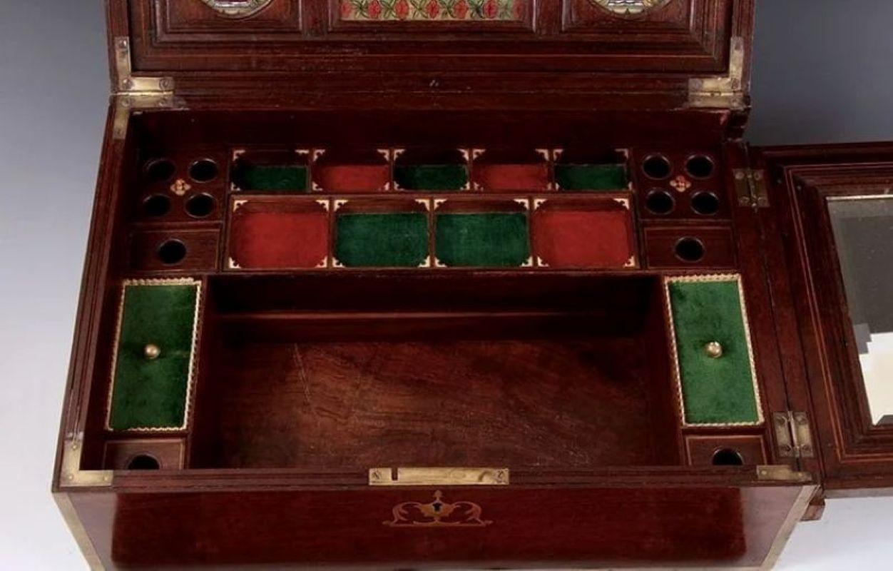 Rare coffret à bijoux de voyage en bois de rose et incrustations de laiton de l'empereur moghol Akbar Shah II, datant du début du XIXe siècle et fabriqué à partir des meilleurs bois de rose indiens massifs. Le cercueil conserve ses miroirs