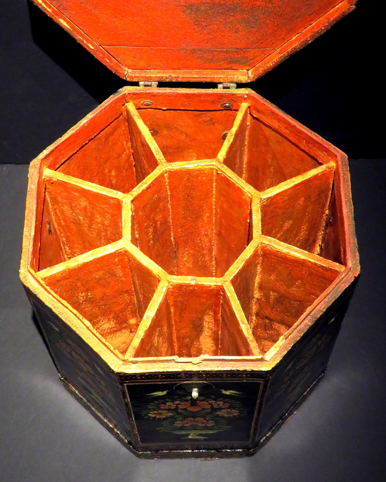Rara celletta di cartapesta anglo-indiana dell'inizio del XIX secolo, India Circa 1830 in vendita 5