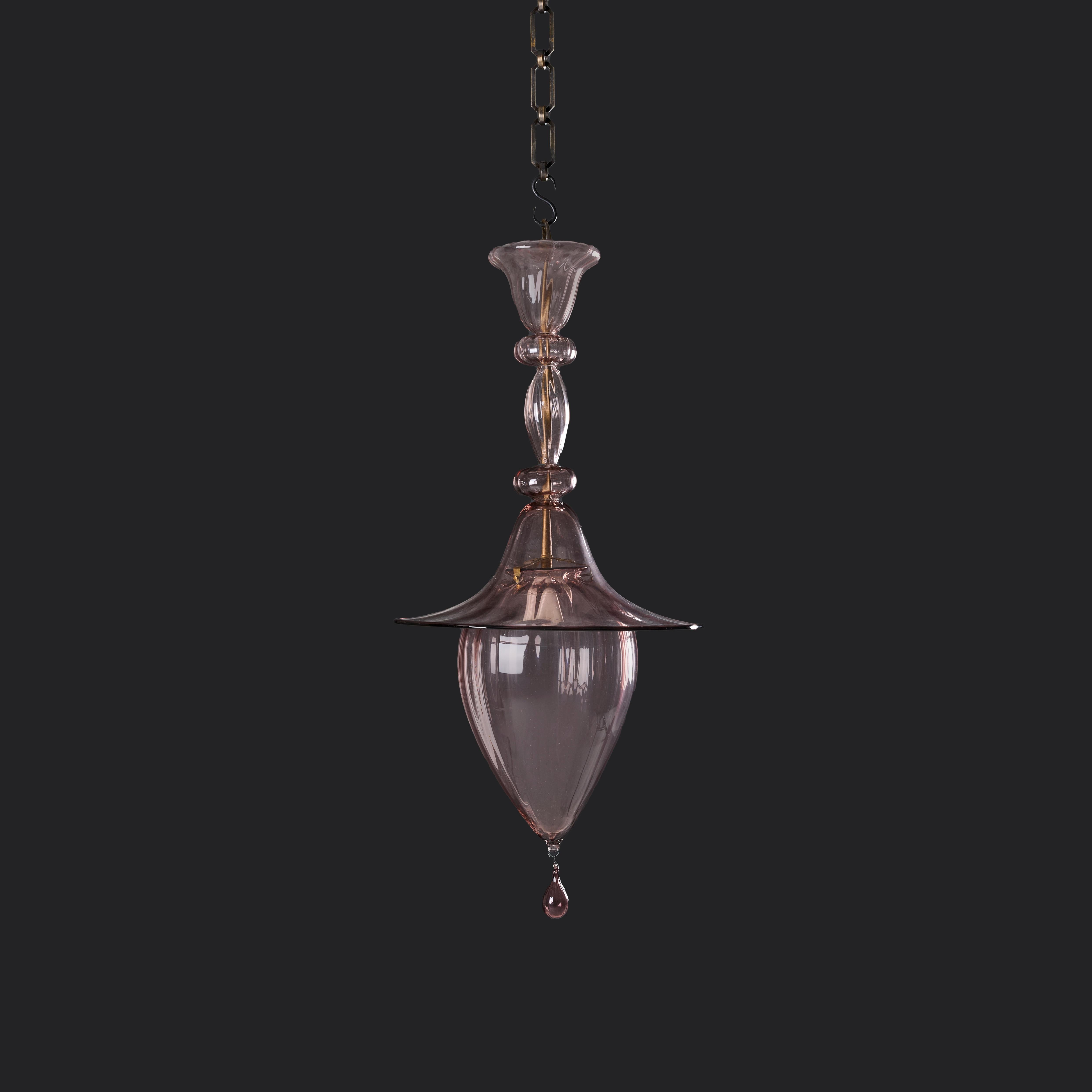 Italia, hacia 1920
Lámpara colgante Cesendello de principios del siglo XX, obra de Vittorio Zecchin para Venini, de cristal violeta apagado, con colgante en forma de gota.

Altura  79.00cm
Diámetro   39.00cm

Tenga en cuenta:
Actualmente cableada