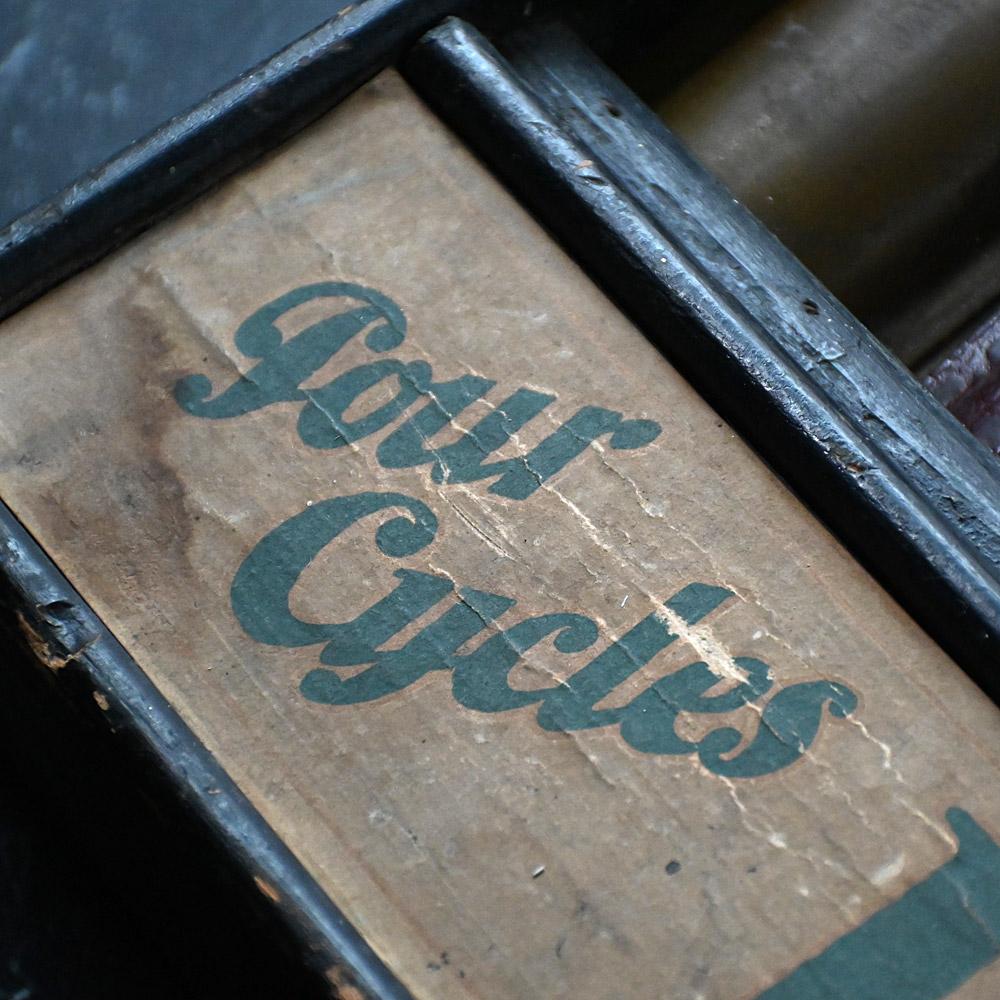 A rare early 20th century paint advertising display unit For Sale 3