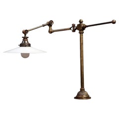 Rare lampe de table anglaise en laiton du début du 20e siècle par Dugdills.