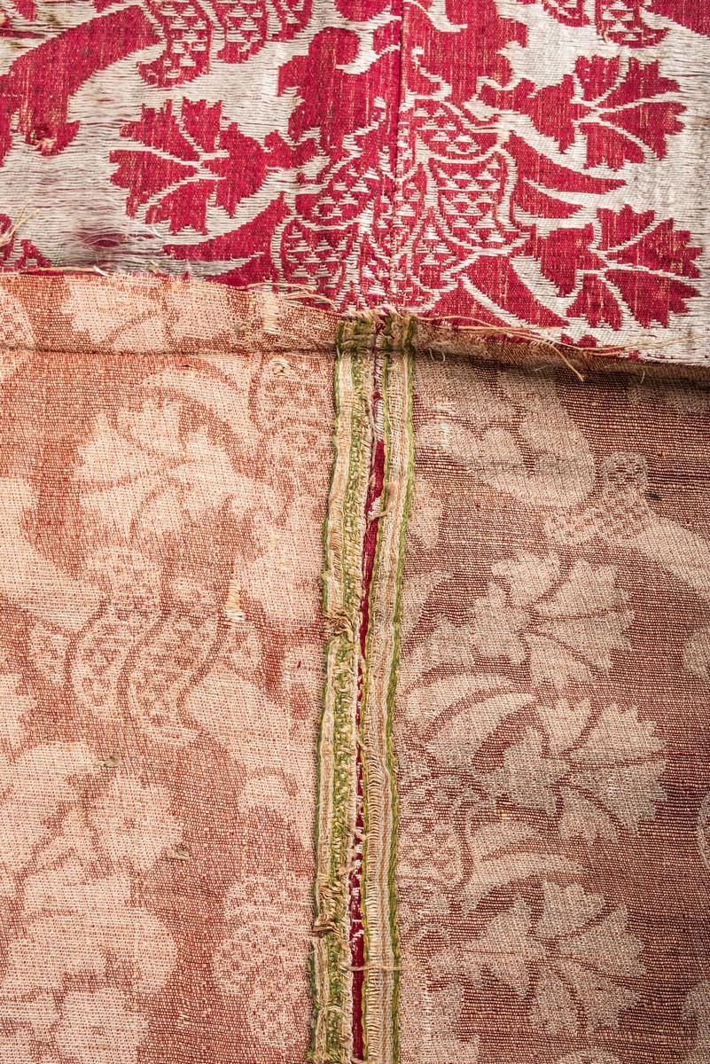 A Rare Early Brocatelle Linen & Silk hanging - Italy or Spain Late 16th century For Sale 5