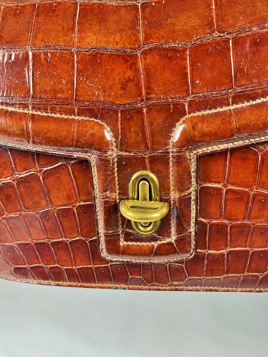 A Rare Early Hermes Regain Named Crocodile Handbag  - France Circa 1945-1950 For Sale 3