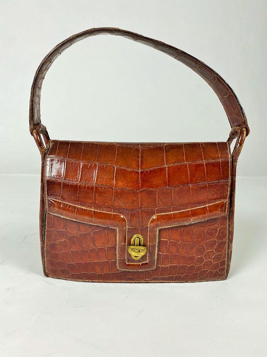 Circa 1945-1950
France
VEUILLEZ NOTER QUE CE SAC RARE N'EST EXPÉDIABLE QU'EN EUROPE.
Rare sac à main du célèbre Sellier Hermès nommé Regain et datant de 1945. On appréciera le classicisme intemporel de cette pièce historique en crocodile de