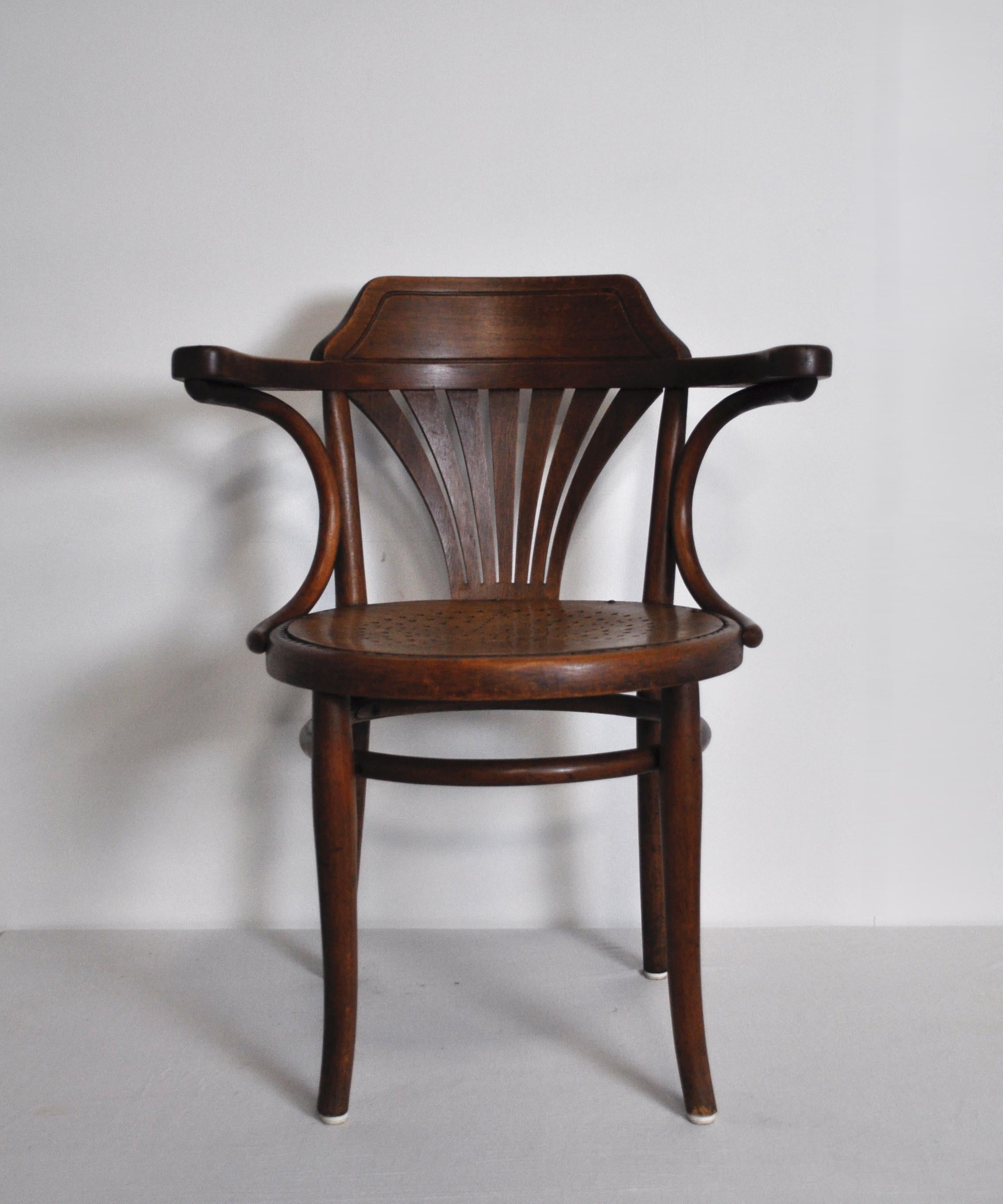 A rare early model nr. 233 Bentwood Armchair manufactured by Thonet in Austria. Marked with paper label and stamp (second generation produced after 1881). The back and armrests are harmonically integrated, providing stability and comfort. Newer seat