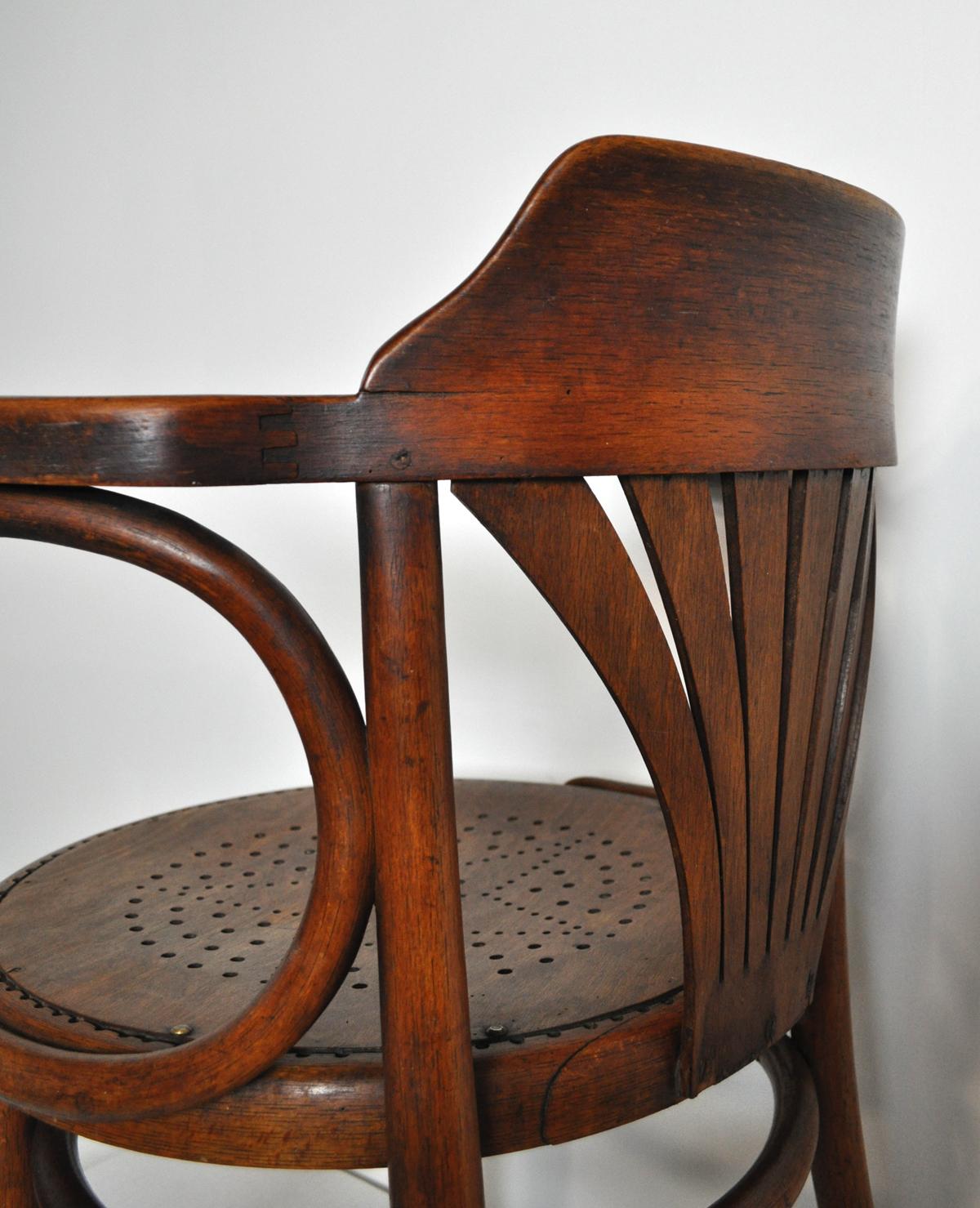 Rare Early Model Nr. 233 Bentwood Armchair Manufactured by Thonet in Austria In Fair Condition In Vordingborg, DK