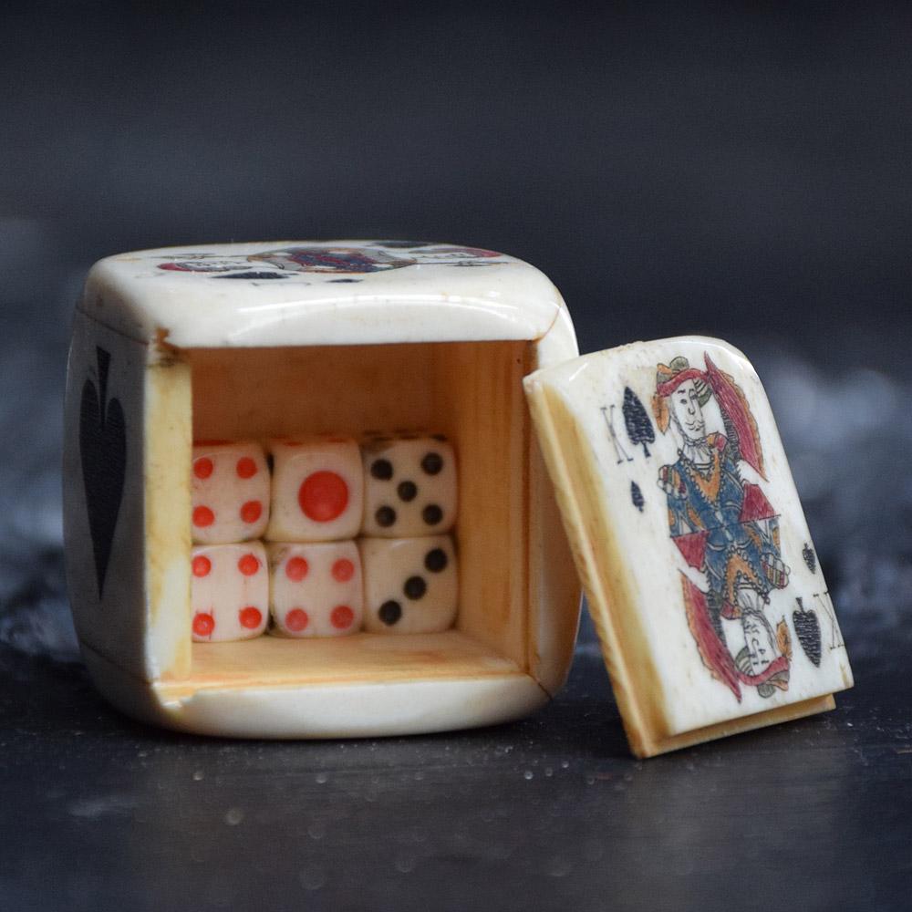 Rare English 19th Century Scrimshaw Sailors Gaming Dice Game In Good Condition In London, GB