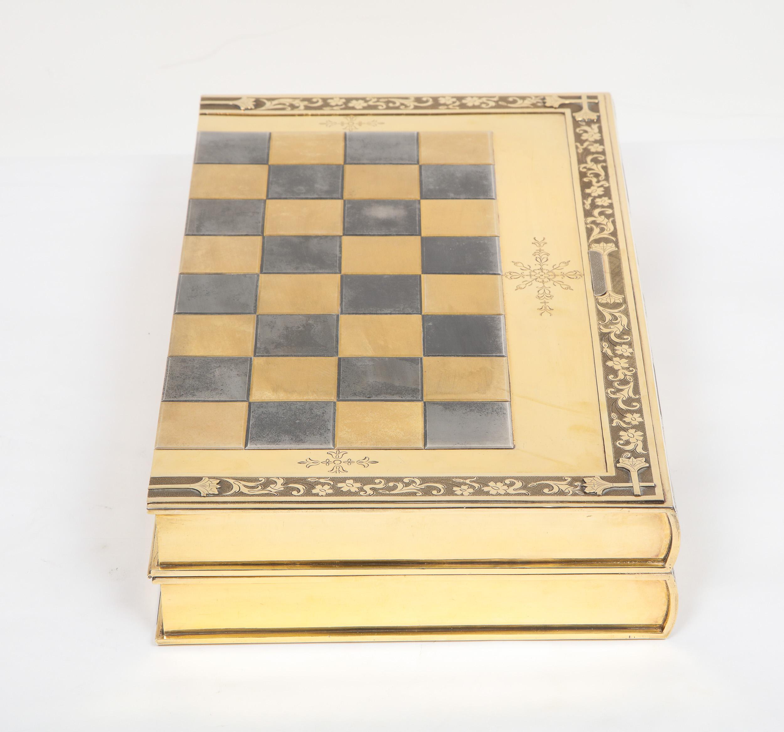 Rare plateau de jeu d'échecs et de backgammon en forme de livre en argent doré, vers 1976 en vente 4