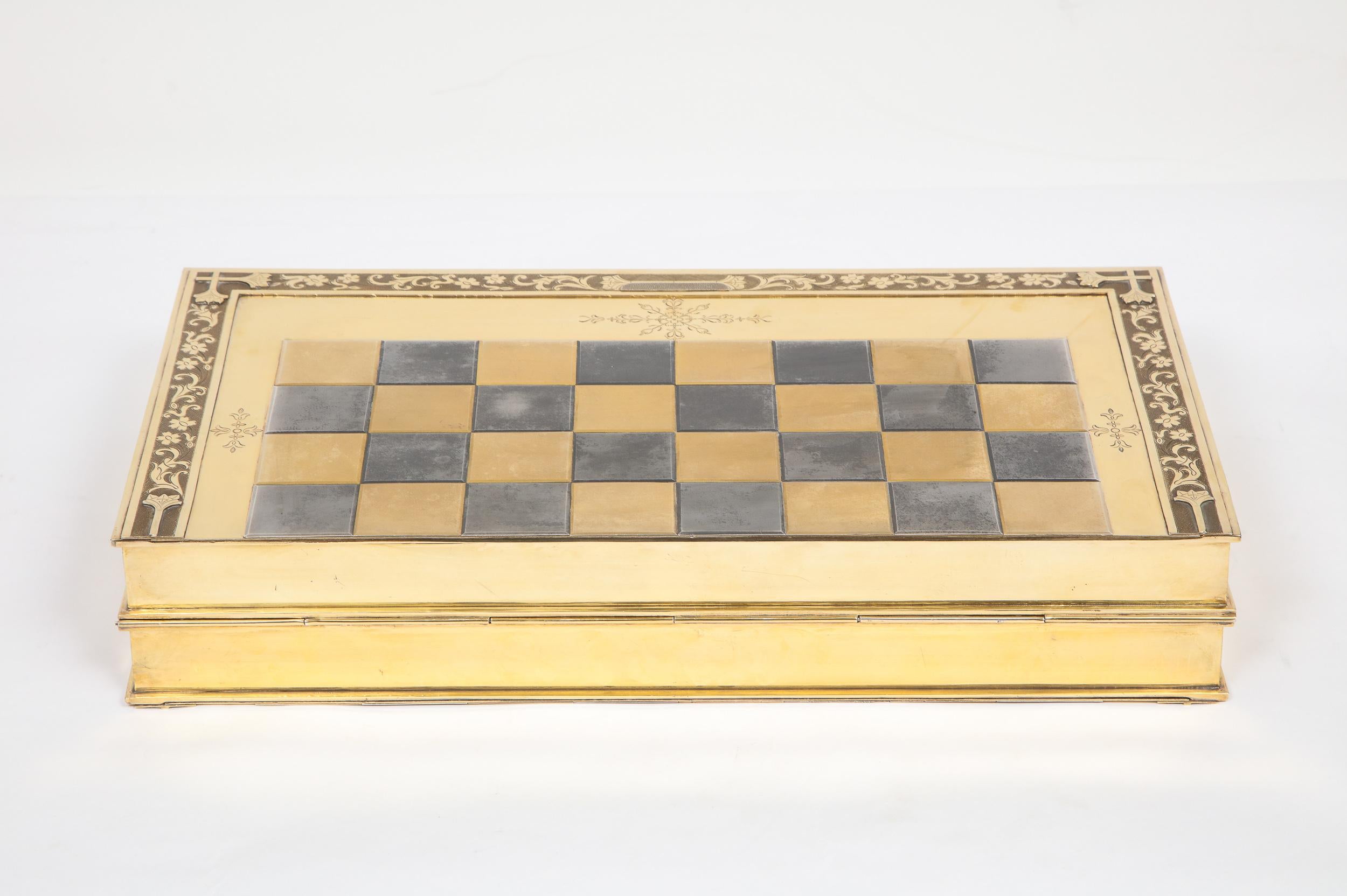 Rare plateau de jeu d'échecs et de backgammon en forme de livre en argent doré, vers 1976 en vente 6