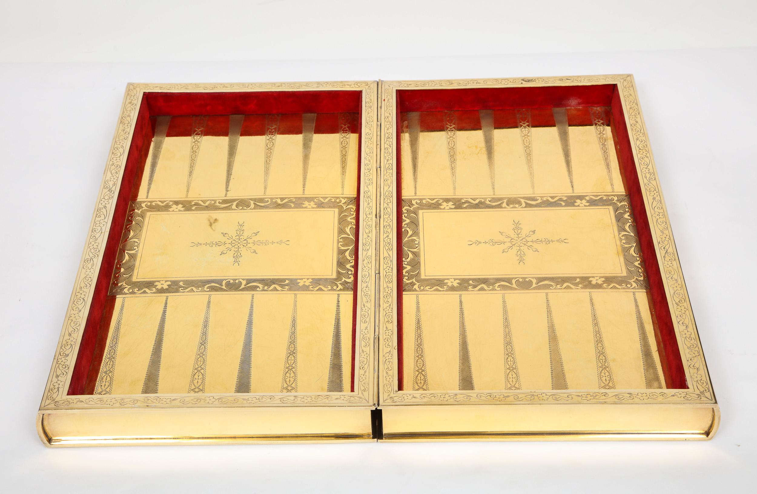 Rare plateau de jeu d'échecs et de backgammon en forme de livre en argent doré, vers 1976 en vente 7
