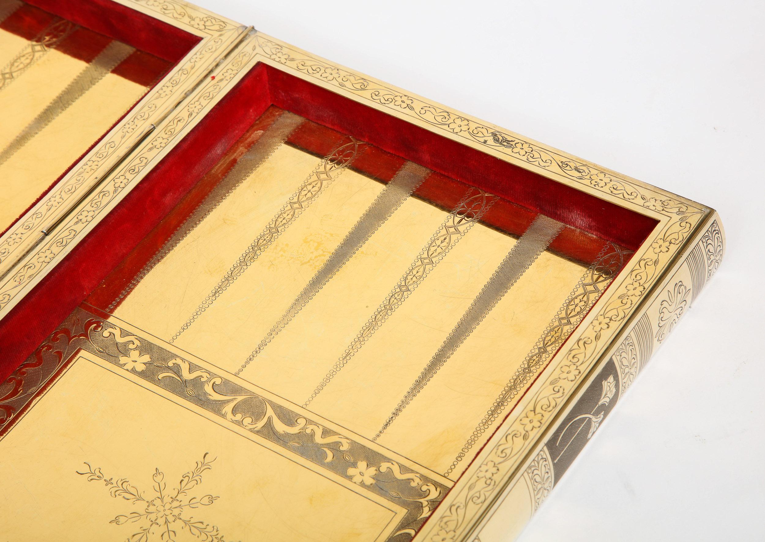 Rare plateau de jeu d'échecs et de backgammon en forme de livre en argent doré, vers 1976 en vente 8