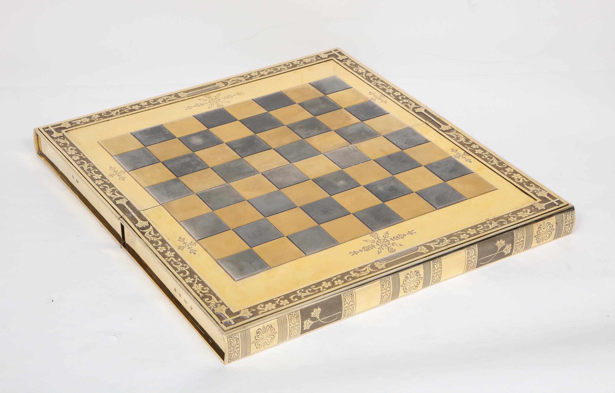 Rare plateau de jeu d'échecs et de backgammon en forme de livre en argent doré, vers 1976 en vente 11