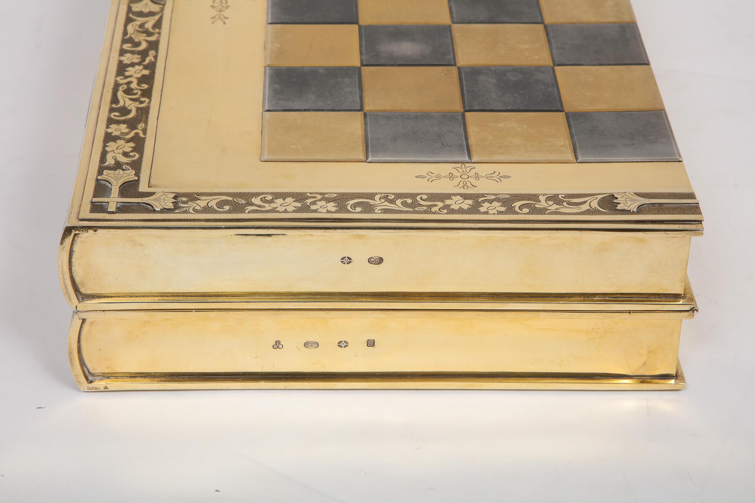 Rare plateau de jeu d'échecs et de backgammon en forme de livre en argent doré, vers 1976 en vente 12