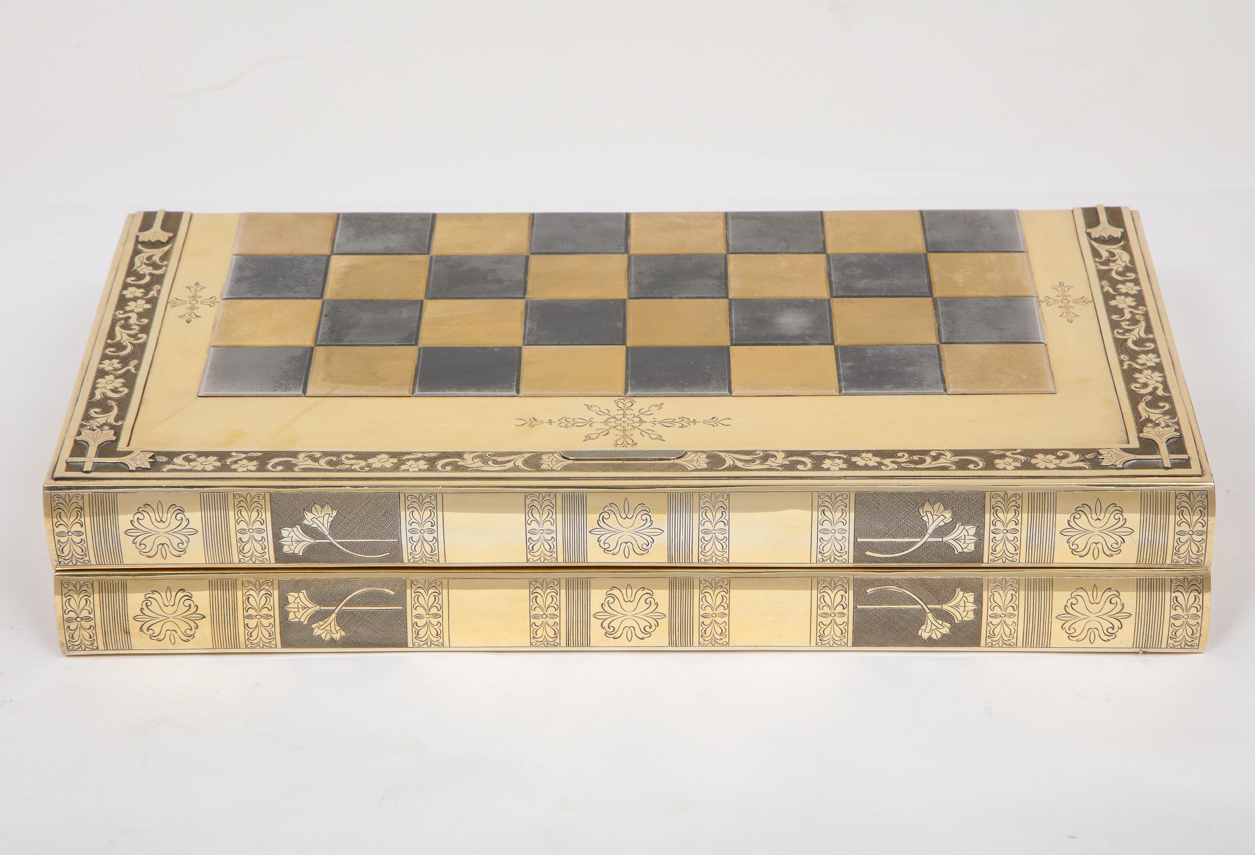 Rare plateau de jeu d'échecs et de backgammon anglais en forme de livre en argent doré, vers 1976.

Cet exceptionnel et rare échiquier en argent massif se transforme en plateau de backgammon et peut également être placé dans une bibliothèque pour