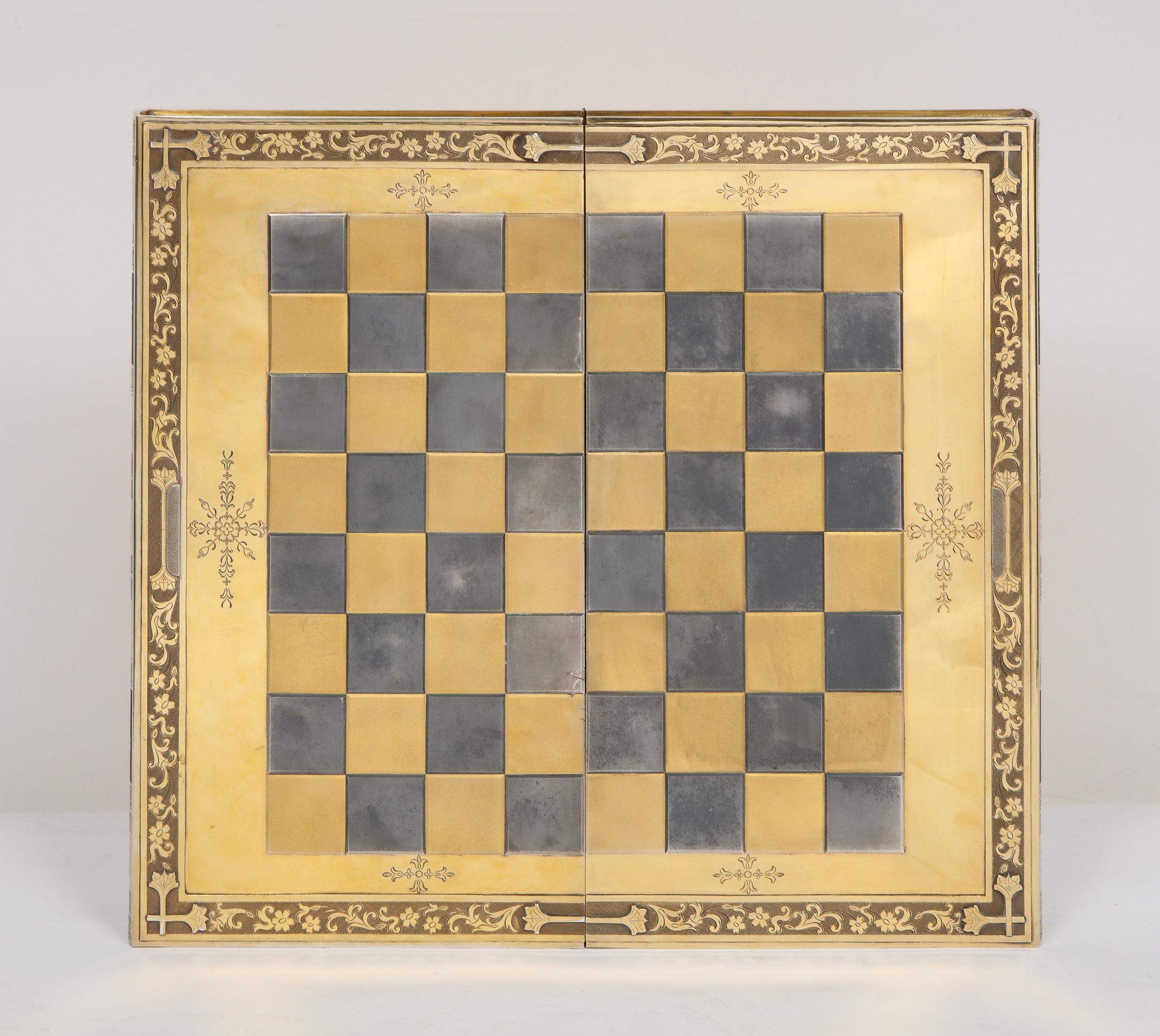Britannique Rare plateau de jeu d'échecs et de backgammon en forme de livre en argent doré, vers 1976 en vente