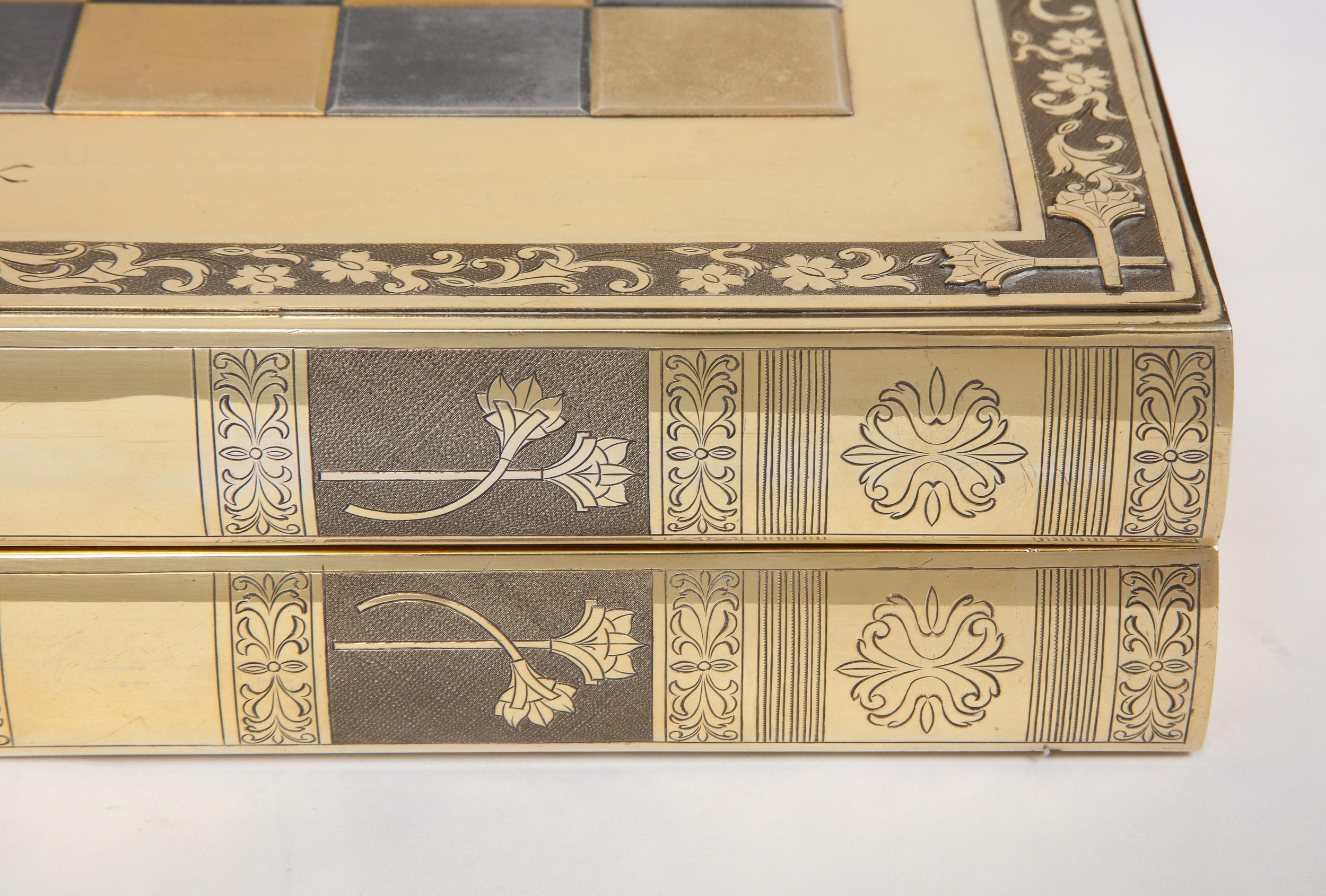 20ième siècle Rare plateau de jeu d'échecs et de backgammon en forme de livre en argent doré, vers 1976 en vente