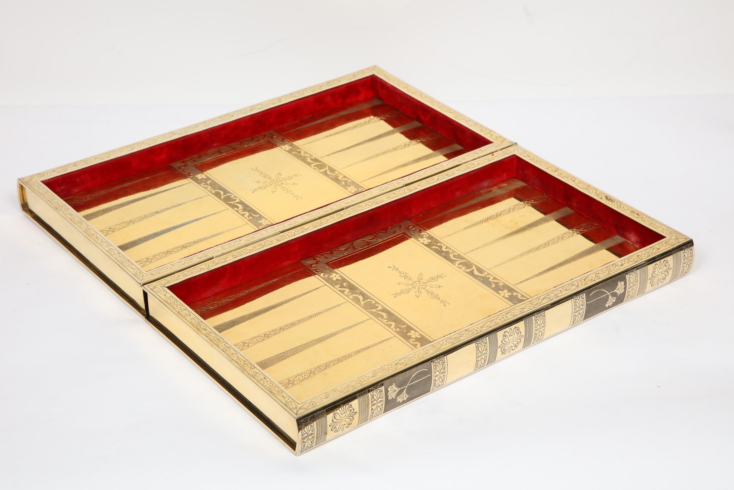 Argent Rare plateau de jeu d'échecs et de backgammon en forme de livre en argent doré, vers 1976 en vente